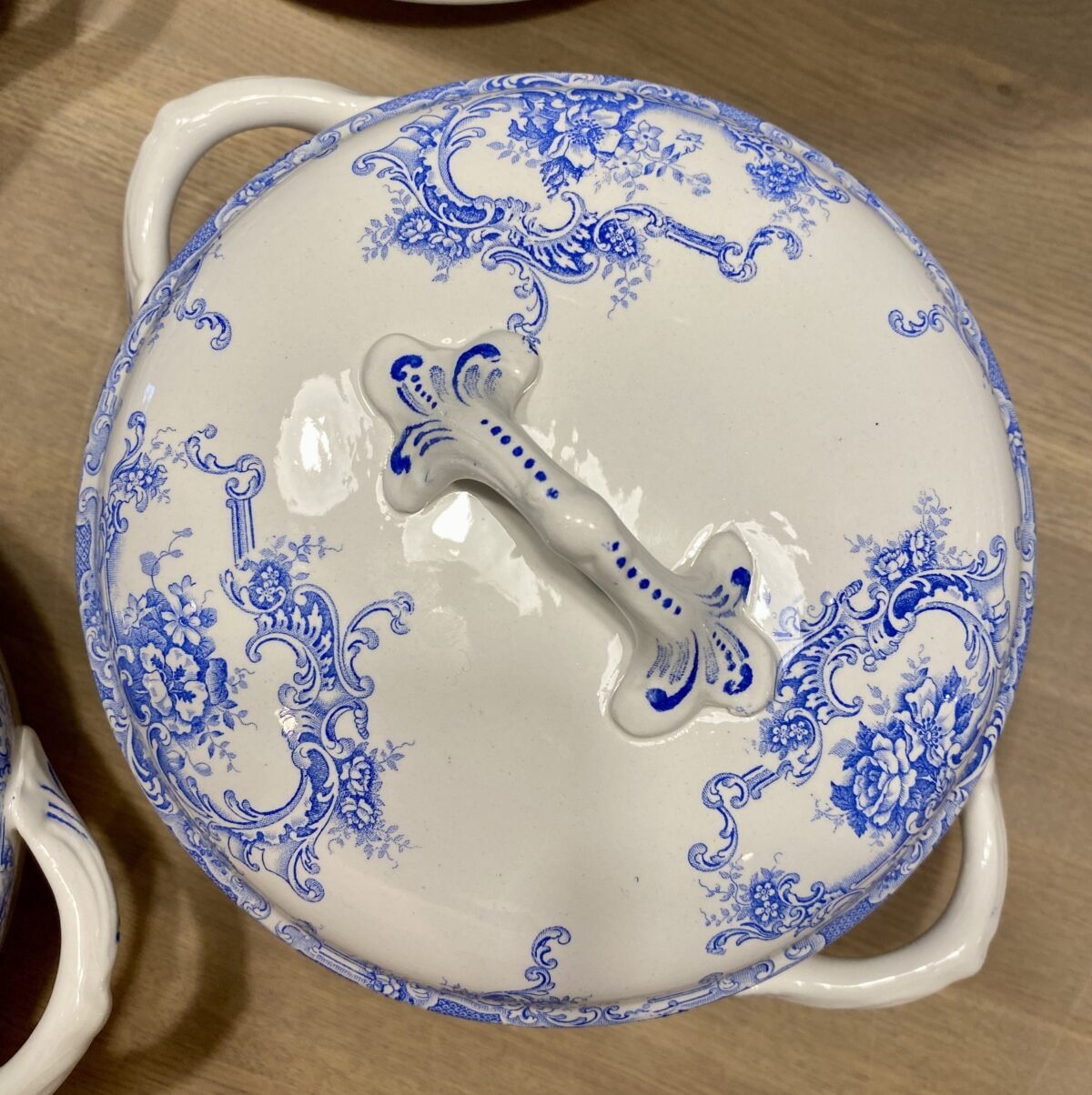 <p>Terrine / dekschaal - klein model - B.F.K. / Boch / Boch Frères Kéramis - decor DAUPHIN helderblauw</p> - Boch