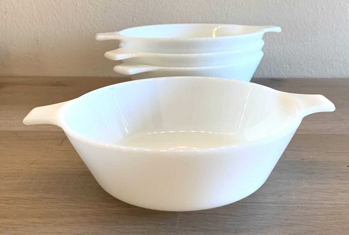 <p>Kom / Soepkom - wit melkglas met oren - J.A.J. (Made in England)</p> - Brocante