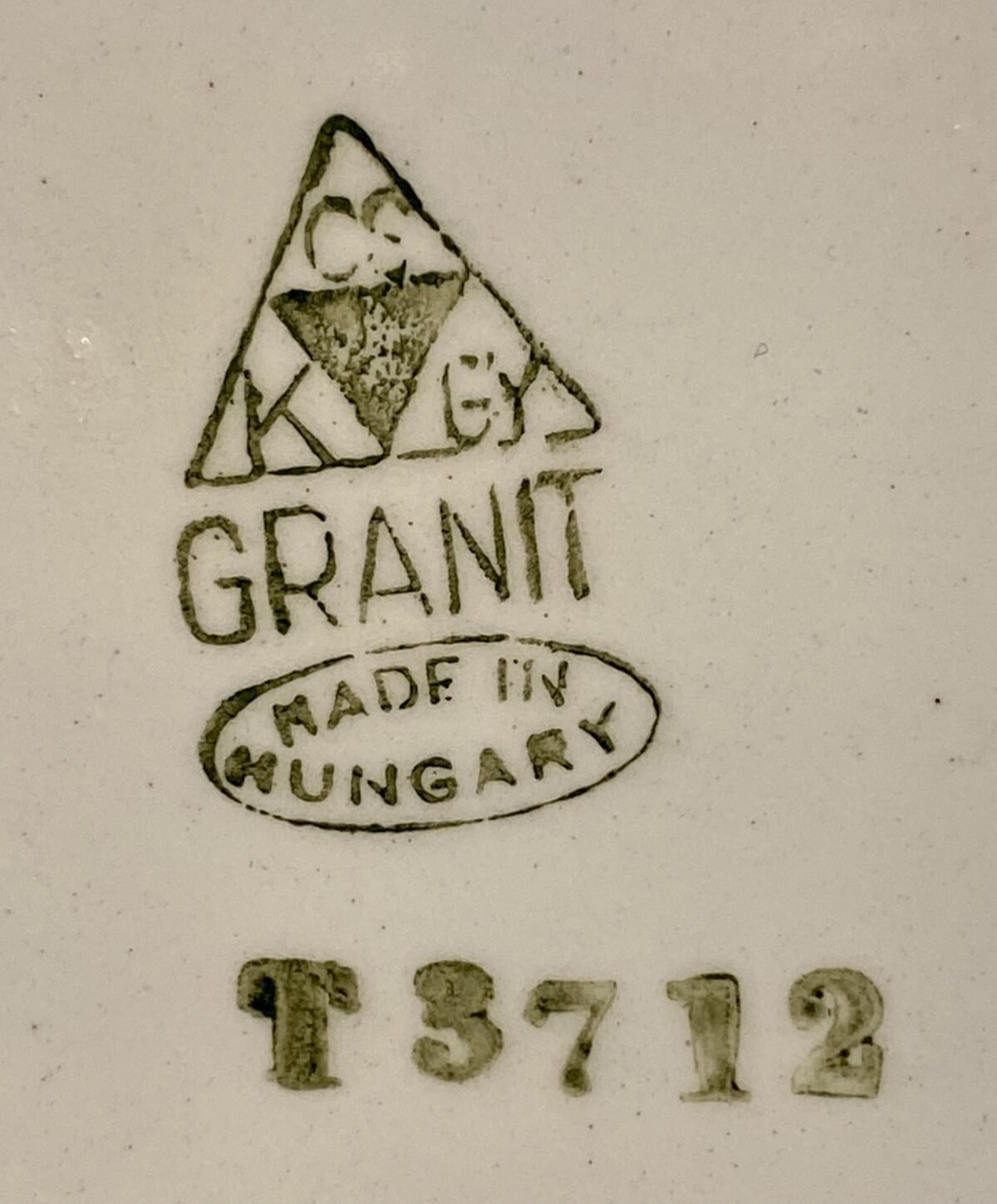 <p>Dinerbord - licht geschulpte en geribbelde rand - Granit (Hungary) - decor H3712 / U3712 / T3712 / 3712 van rode en groene klimop blaadjes</p> - Granit