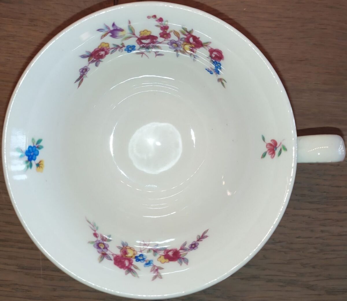 <p>Kop en schotel - Petrus Regout - décor van stooibloemen met roosjes</p> - Petrus Regout