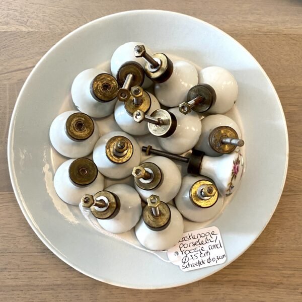 Kastknopje, rond - porselein - met een décor van een roosje en bloemetjesrand
