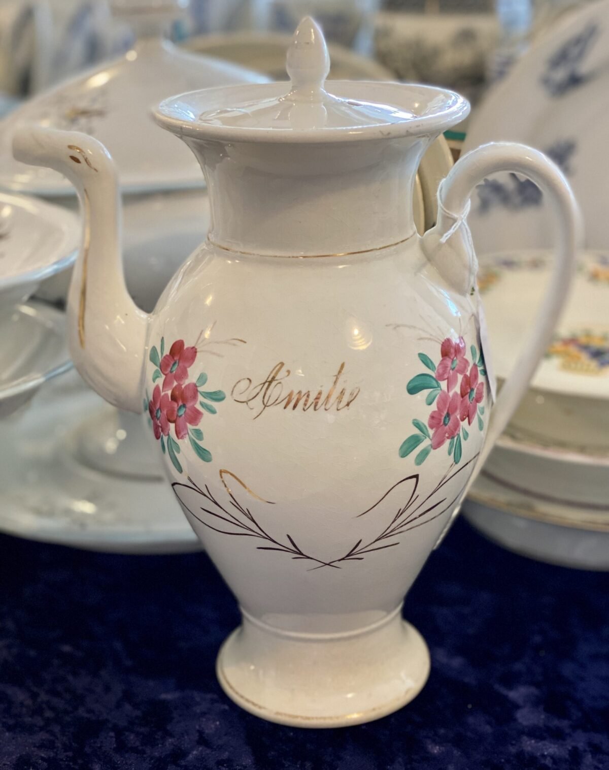 <p>Koffiepot - groot model - ongemerkt maar zeer waarschijnlijk Cappellemans Jemmapes (eind 19e eeuw) - BRUIDSSERVIES met tekst AMITIE</p> - Onbekend