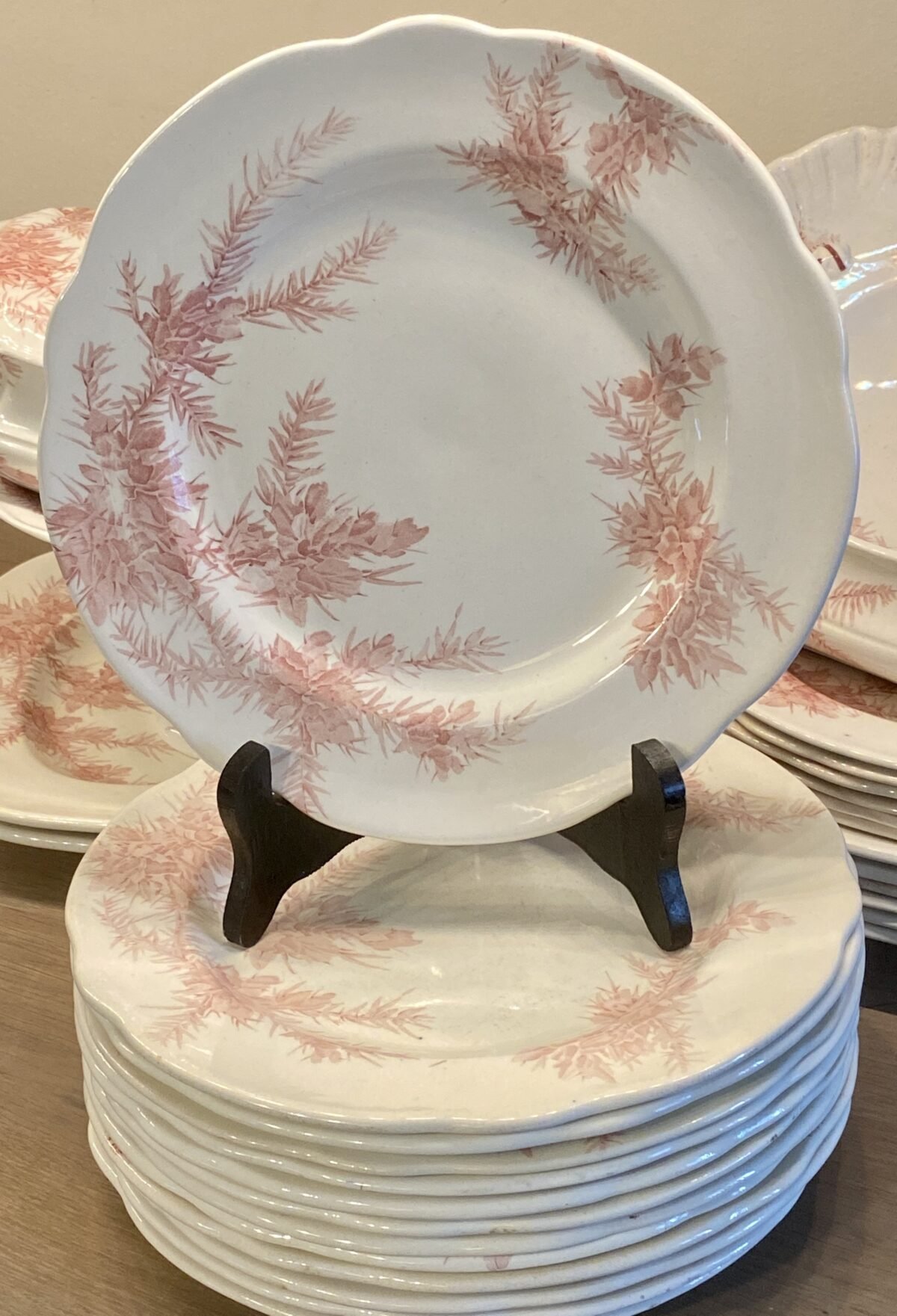 <p>Dinerbord - Wedgwood - décor ETRURIA GORSE rood/roze - Rd.No. 153229</p> - Wedgwood