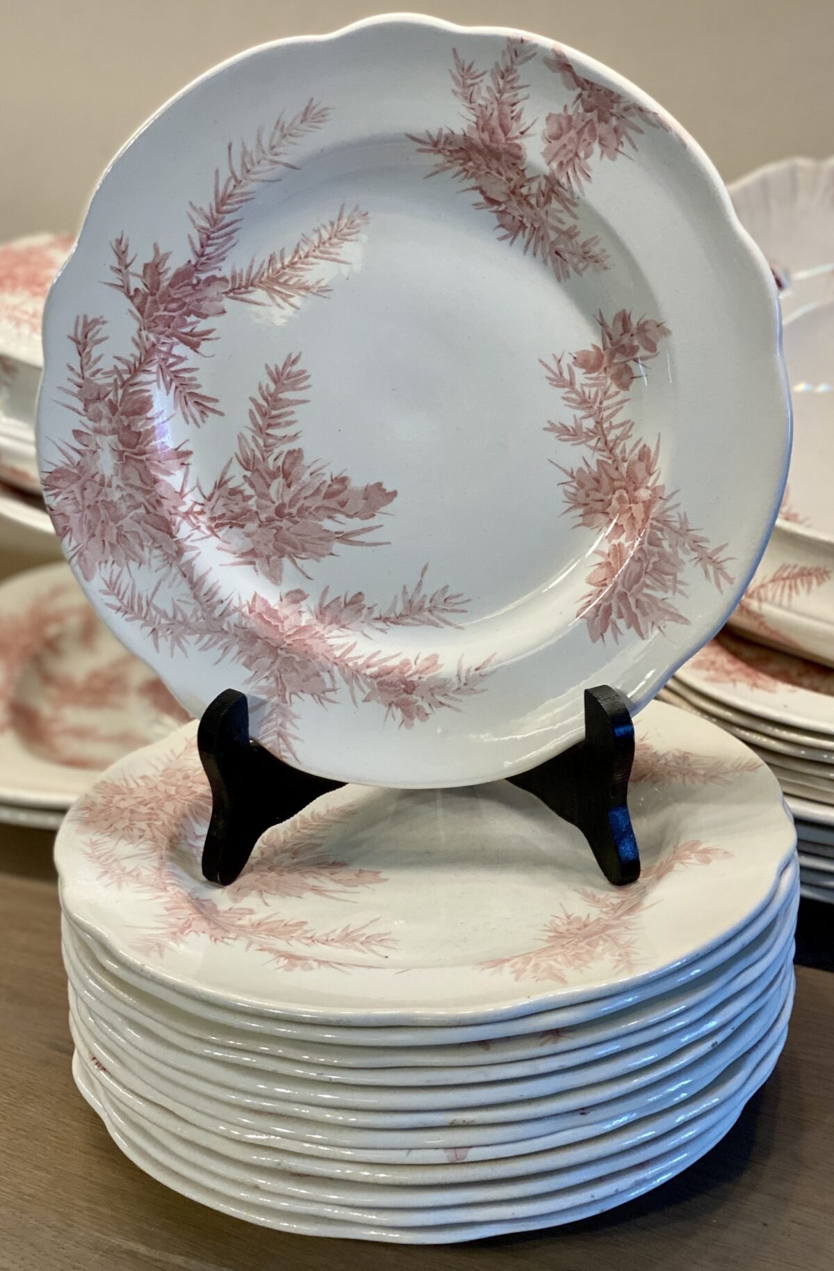 <p>Dinerbord - Wedgwood - décor ETRURIA GORSE rood/roze - Rd.No. 153229</p> - Wedgwood