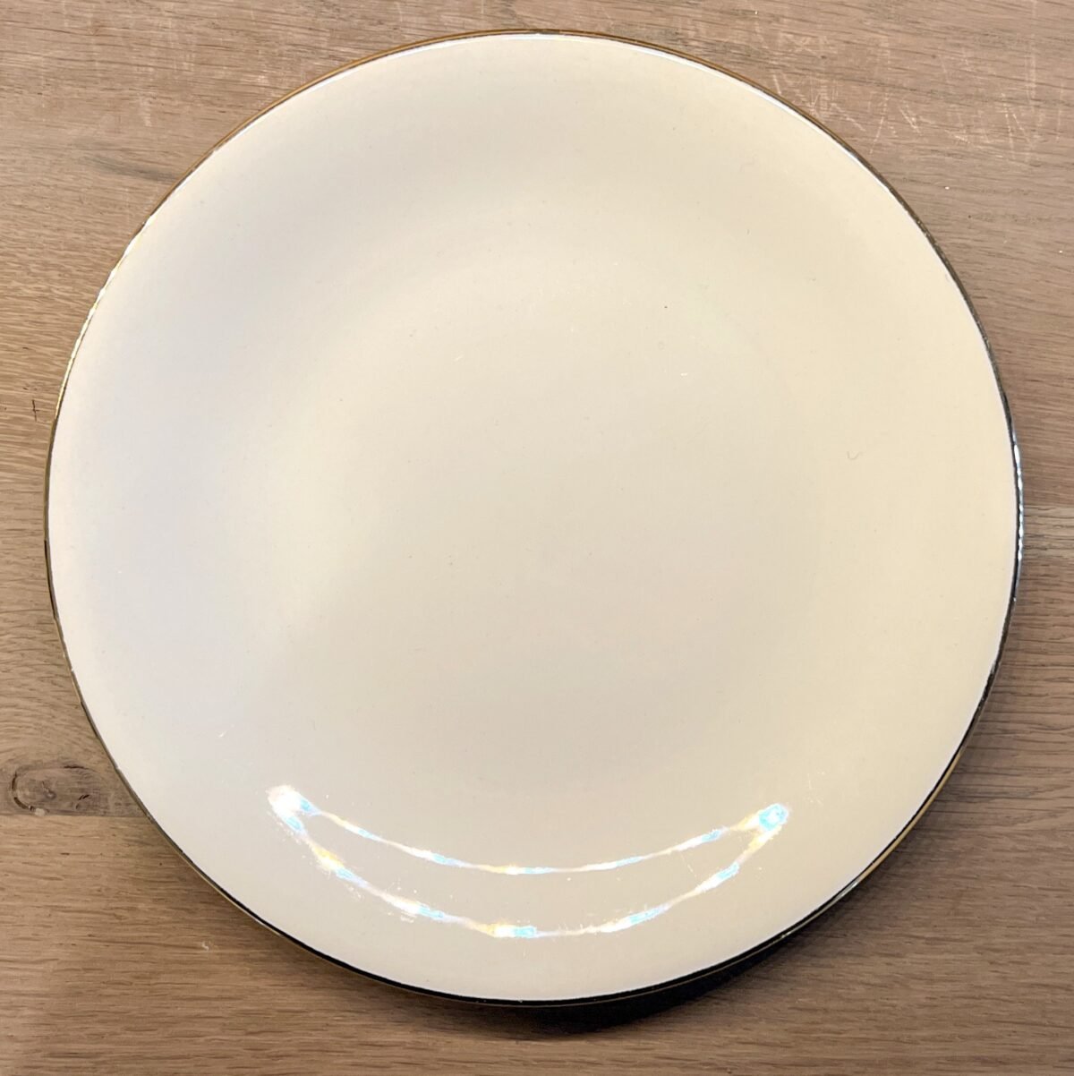 <p>Dinerbord - Boch - crème kleurig bord met een goudkleurige omranding</p> - Boch