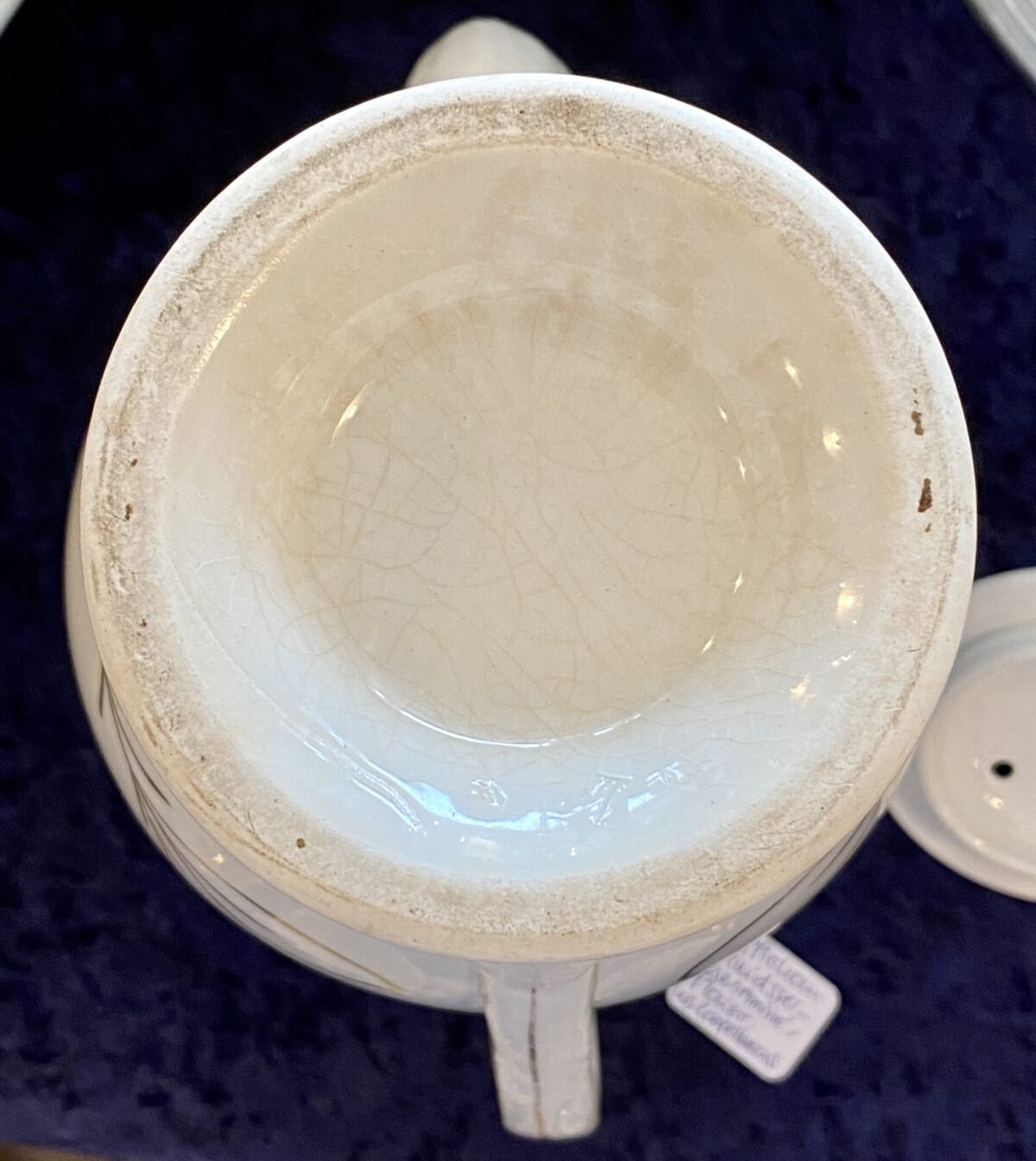 <p>Koffiepot - groot model - ongemerkt maar zeer waarschijnlijk Cappellemans Jemmapes (eind 19e eeuw) - BRUIDSSERVIES met tekst AMITIE</p> - Onbekend