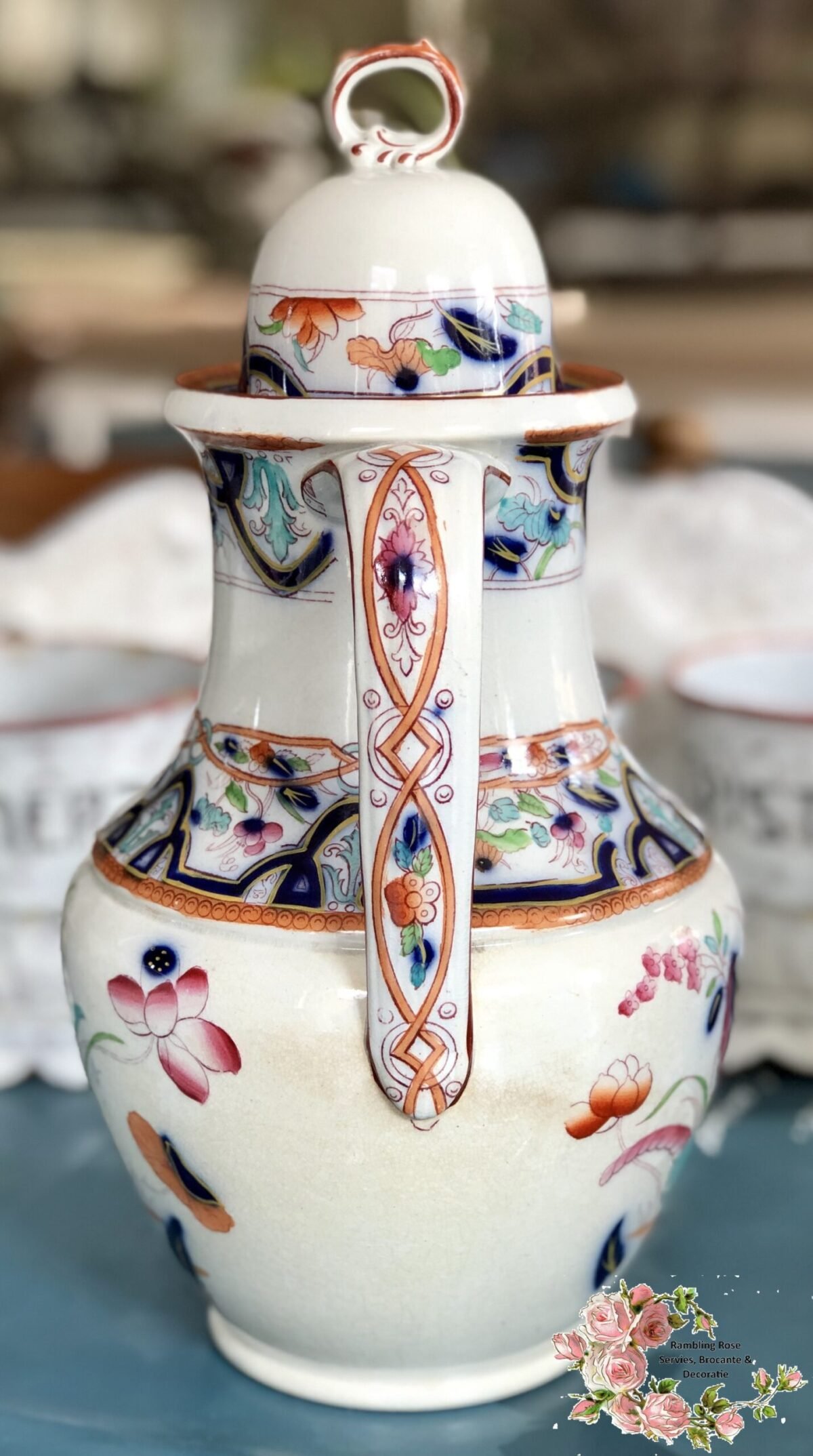 <p>Coffee pot or chocolate pot - polychrome decor of flowers.</p> - Onbekend