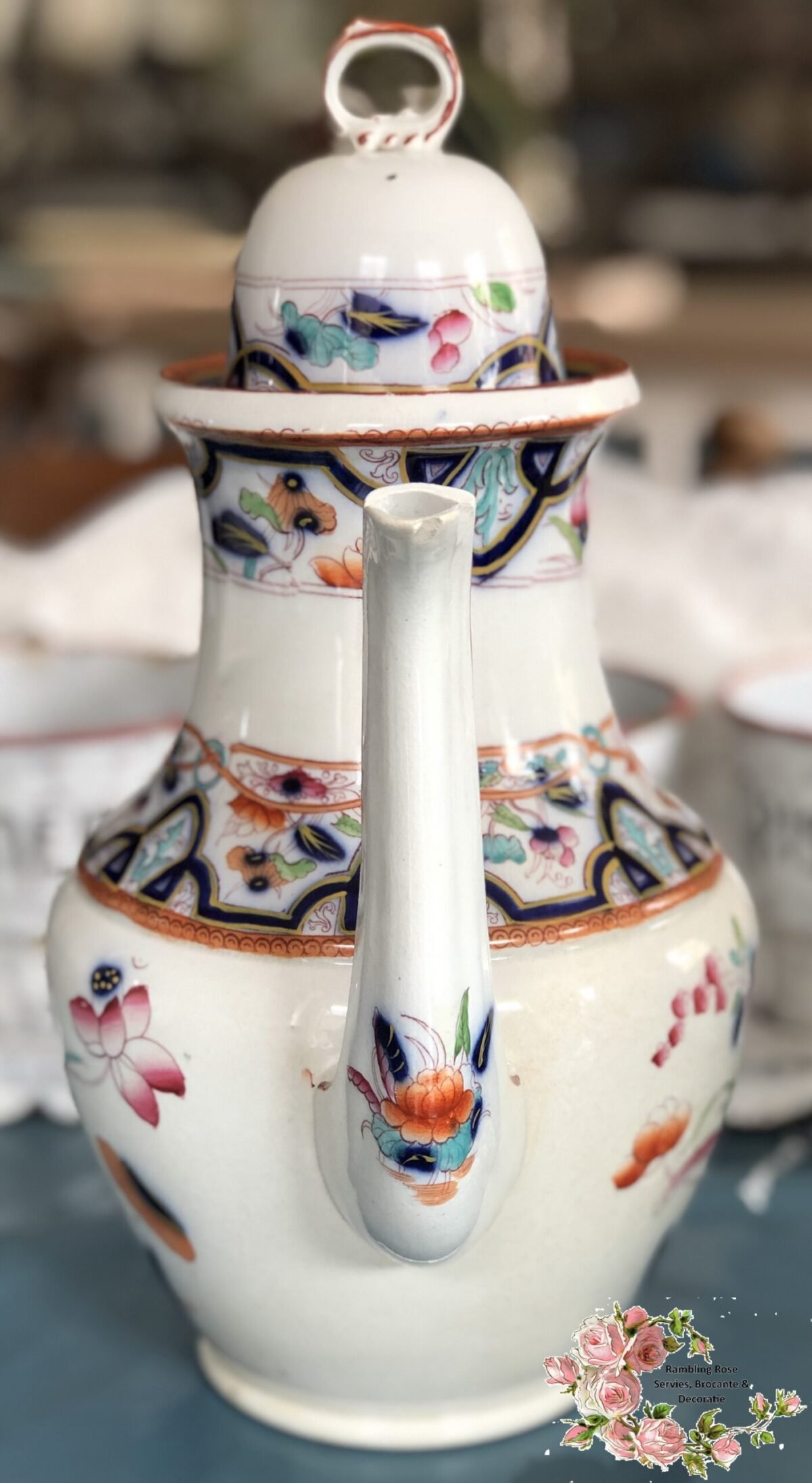 <p>Coffee pot or chocolate pot - polychrome decor of flowers.</p> - Onbekend