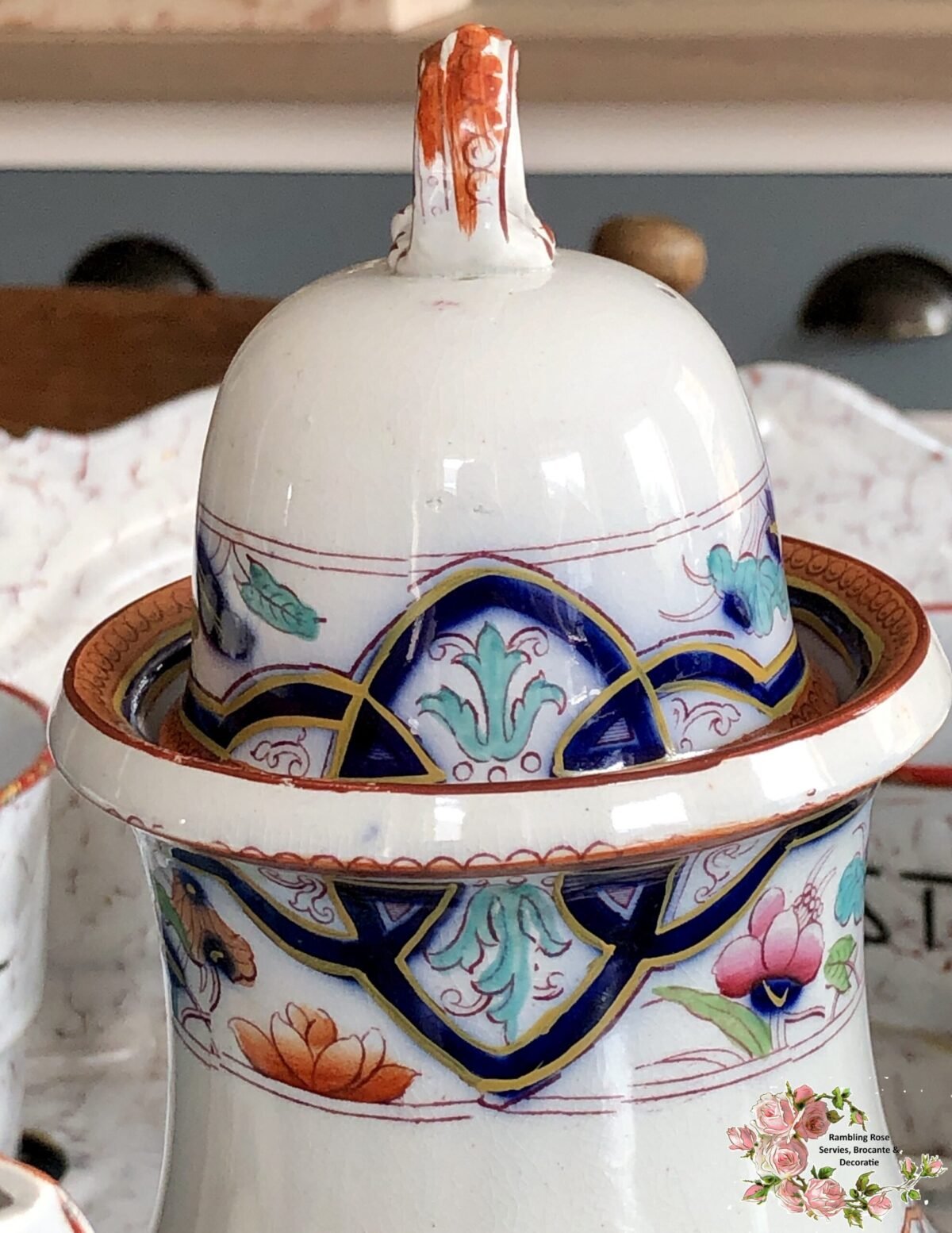 <p>Coffee pot or chocolate pot - polychrome decor of flowers.</p> - Onbekend