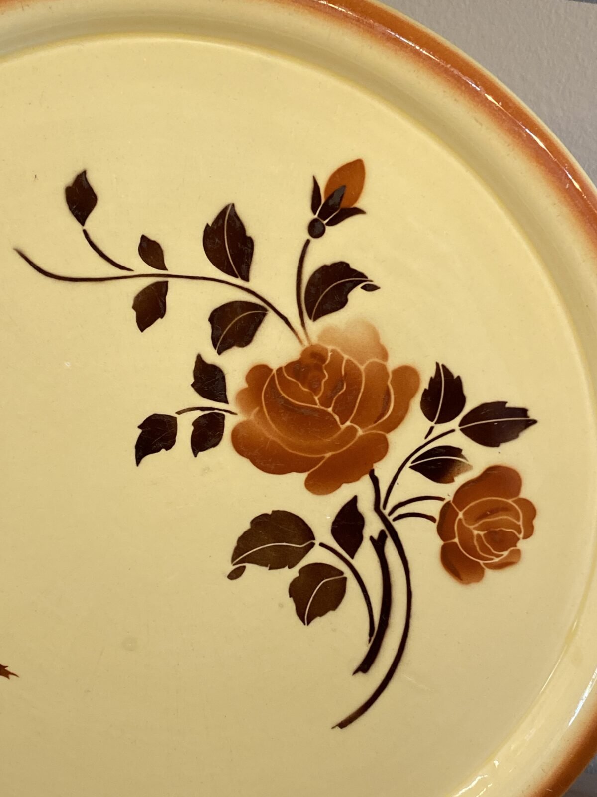 <p>Taart-/Vlaaischaal - plat rond model - Badonviller - décor LES ROSES in beige/bruine uitvoering</p> - Badonviller