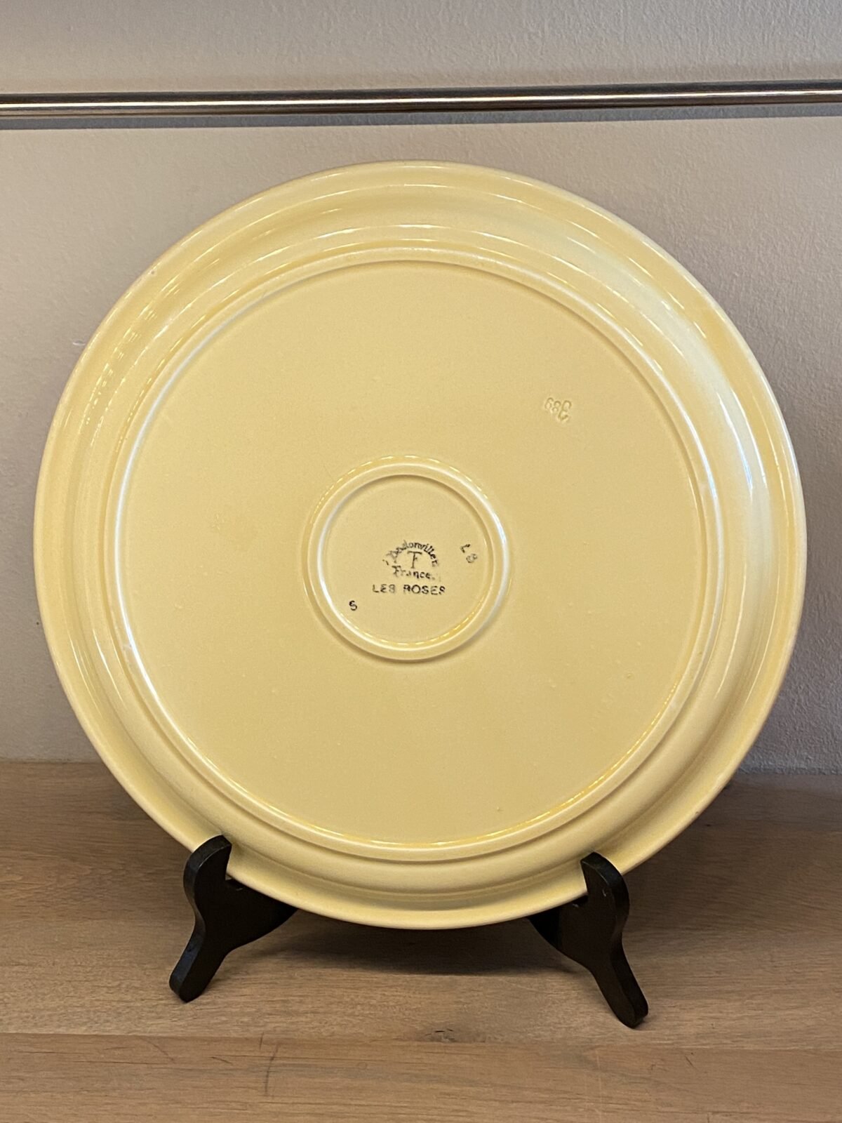 <p>Taart-/Vlaaischaal - plat rond model - Badonviller - décor LES ROSES in beige/bruine uitvoering</p> - Badonviller