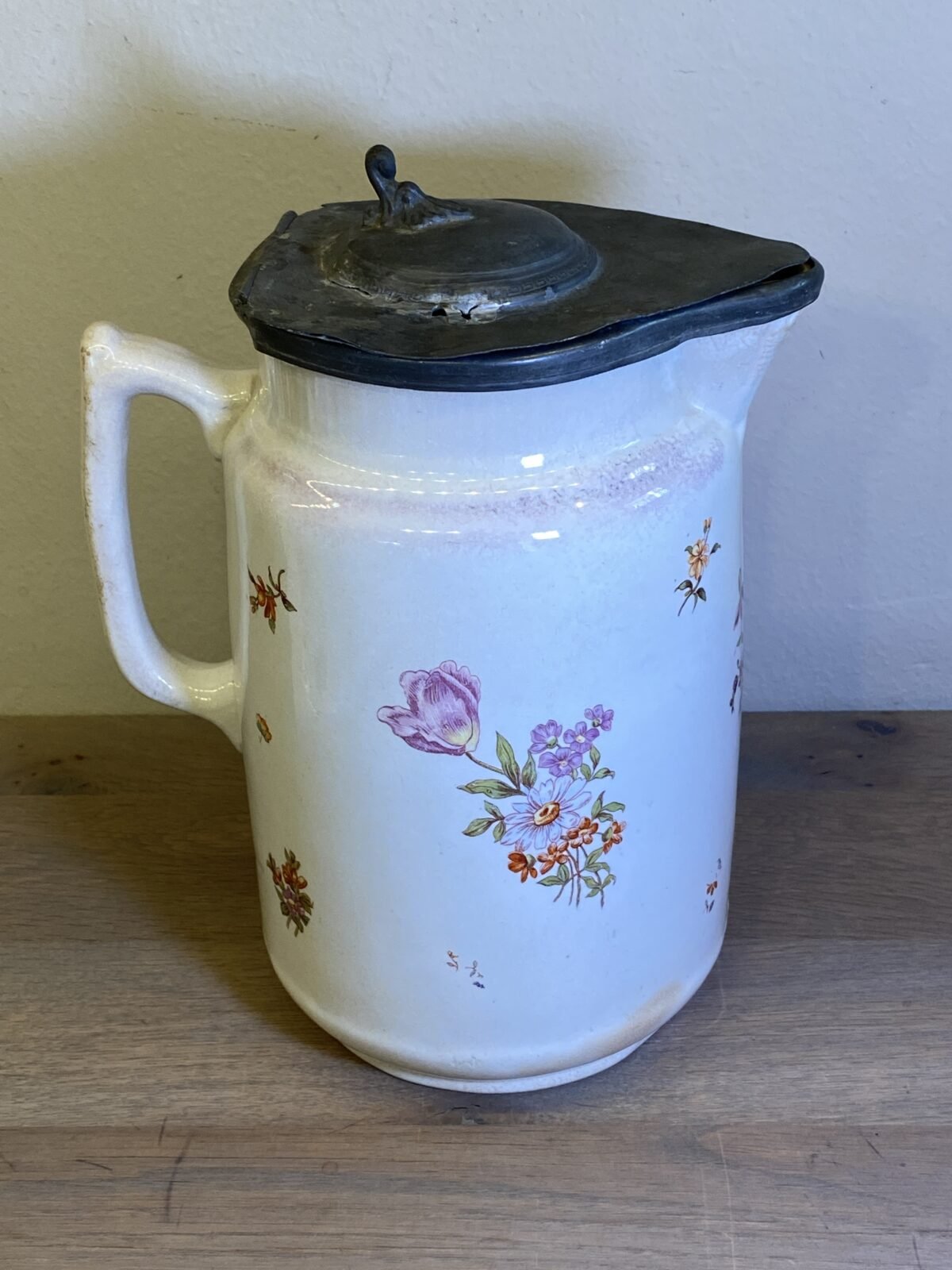 <p>Kan met tinnen deksel - Works - Stoke-on-Trent England - décor (decalcomanie) van meerkleurige bloemen en parelmoer-roze rand</p> - Overig Engeland