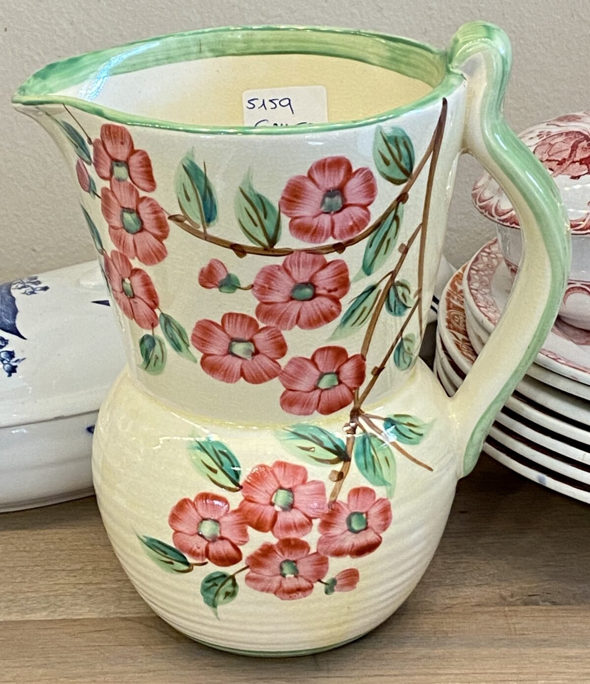 <p>Vaasje met handgreep - Bewley Pottery - Made in England - Melton - décor in pastelgele ondergrond met roze bloesem</p> - Overig Engeland