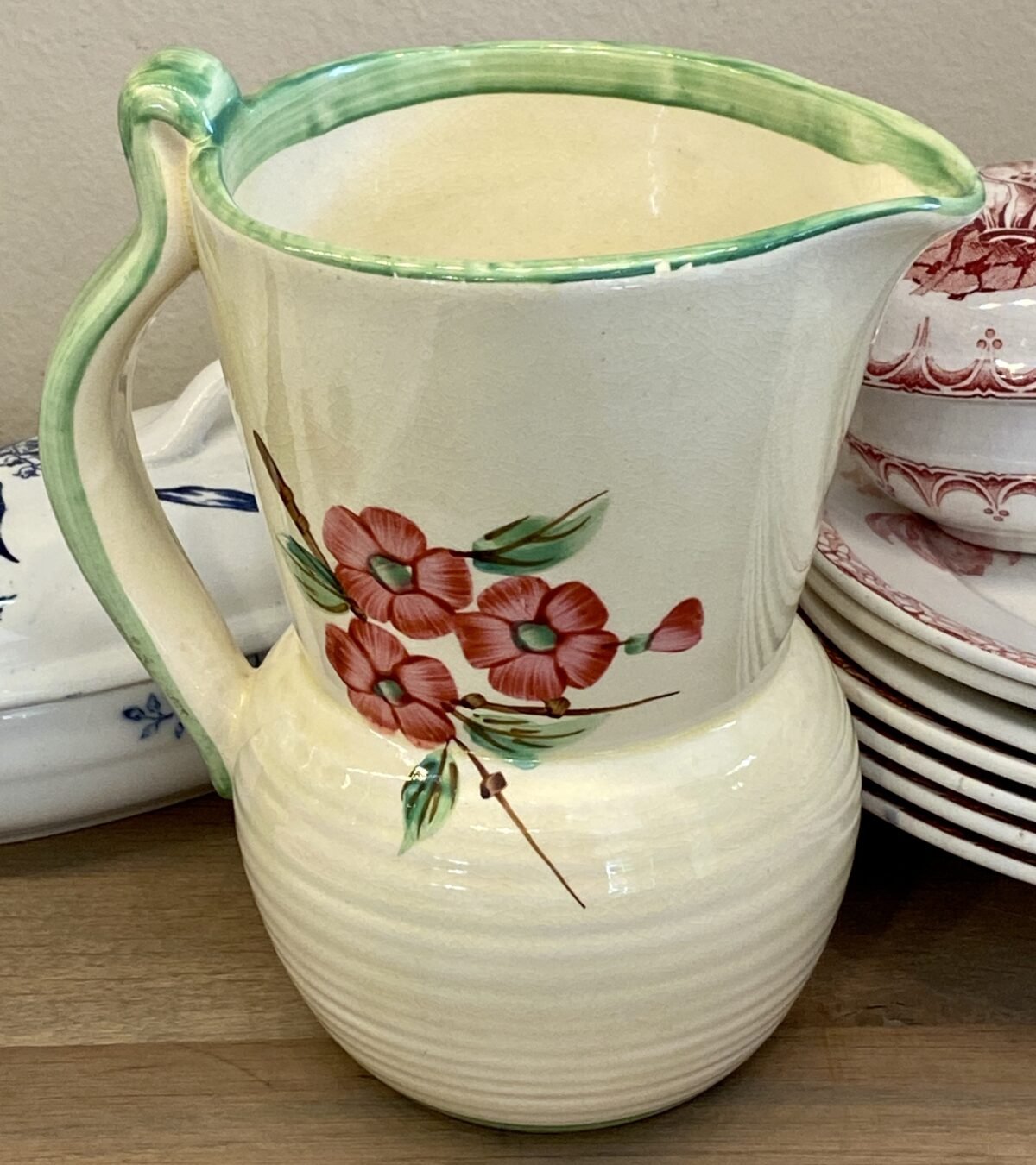 <p>Vaasje met handgreep - Bewley Pottery - Made in England - Melton - décor in pastelgele ondergrond met roze bloesem</p> - Overig Engeland