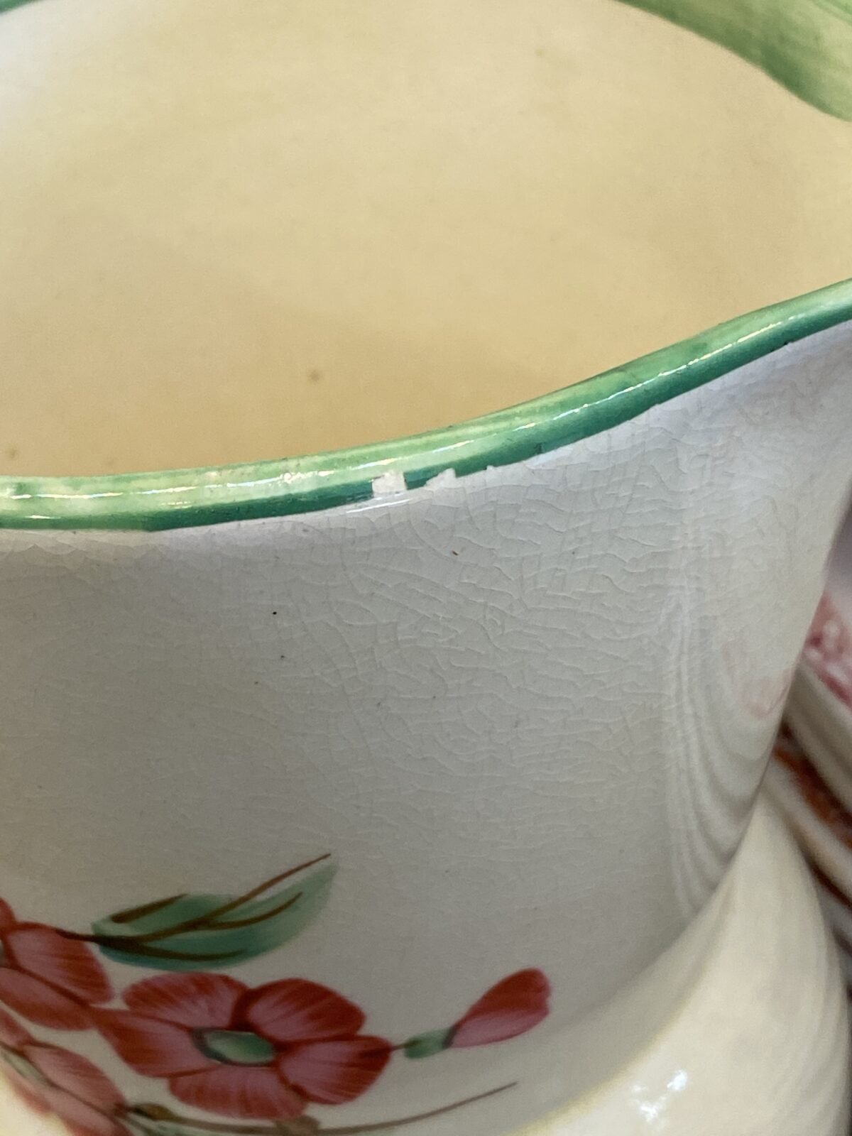 <p>Vaasje met handgreep - Bewley Pottery - Made in England - Melton - décor in pastelgele ondergrond met roze bloesem</p> - Overig Engeland