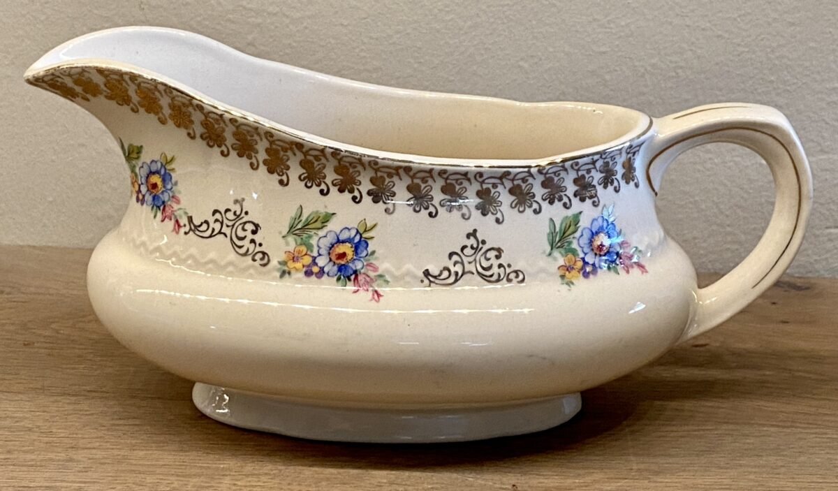 <p>Juskom / Sauskom - H&K Tunstall (Made in England) - NB63 - décor van kleurige bloemetjes en goudkleurige bloemenrand</p> - Overig Engeland
