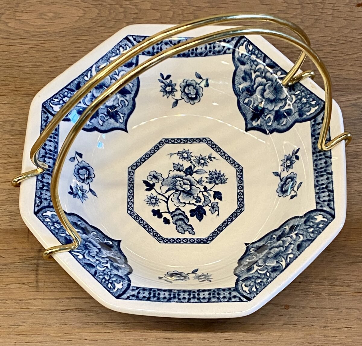 <p>Bonbonschaaltje - 8-kantig - J.G. Meakin - décor OLD PEKIN in blauw met goudkleurig, metalen, hengsel</p> - Overig Engeland