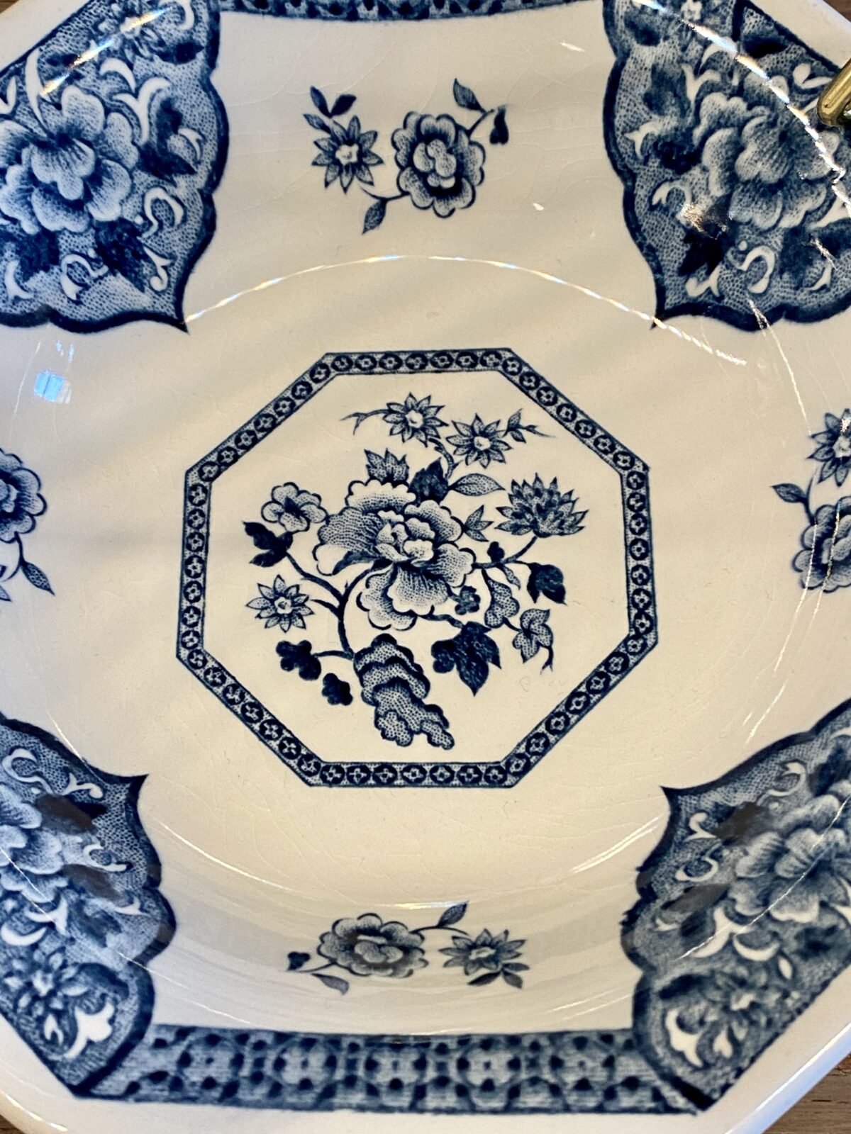 <p>Bonbonschaaltje - 8-kantig - J.G. Meakin - décor OLD PEKIN in blauw met goudkleurig, metalen, hengsel</p> - Overig Engeland