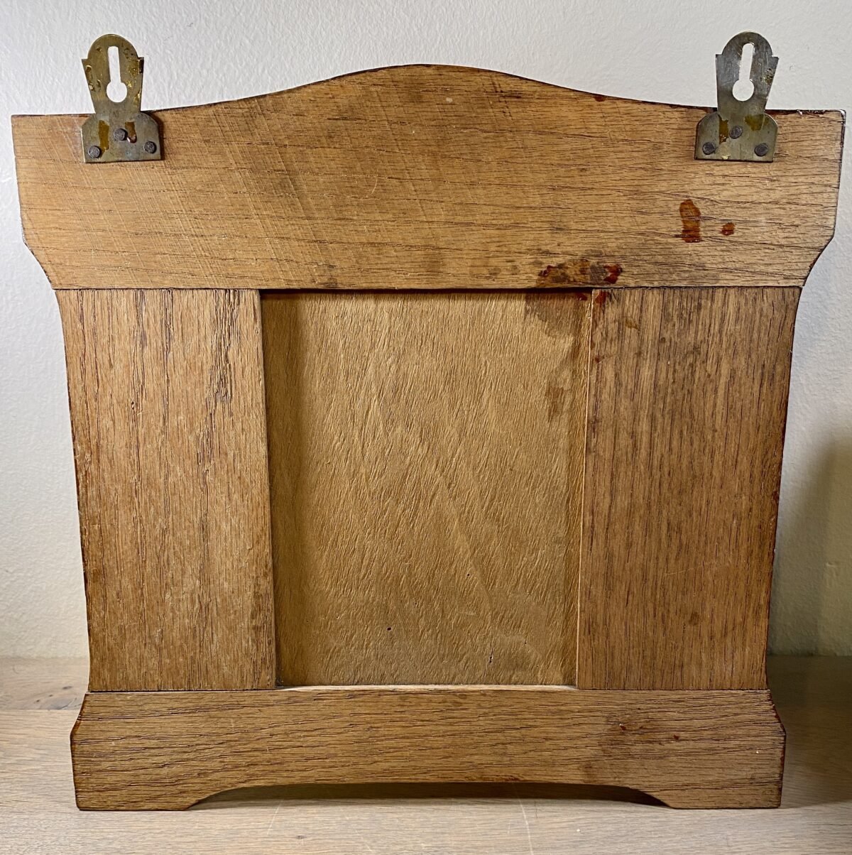 <p>Krantenhanger / dagbladhanger - brass op hout - afbeelding van vogels op een hulsstak</p> - Brocante