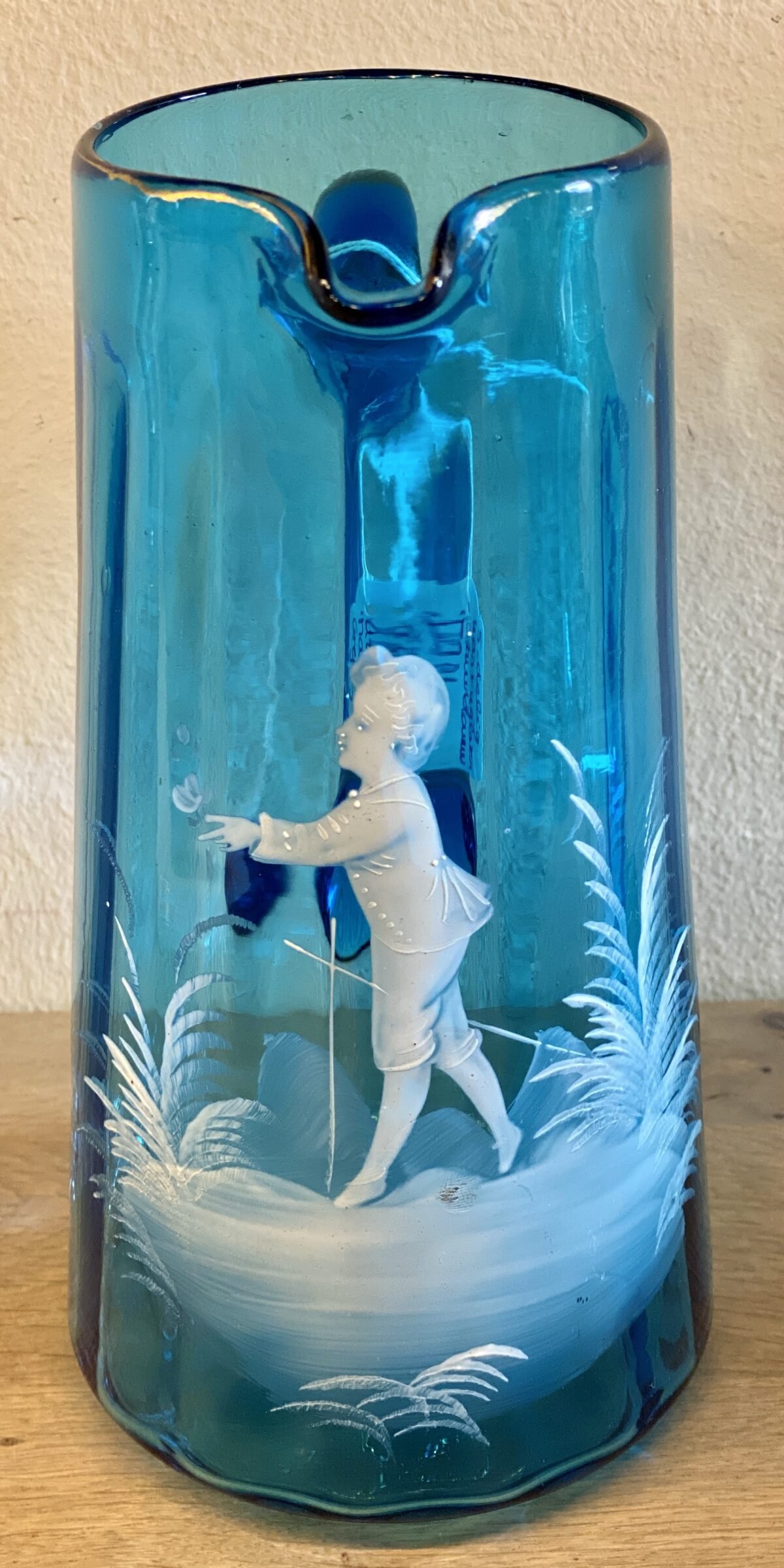 <p>Kan met 4 glazen - azuurblauw glas met Mary Gregory décor in wit - conisch toelopend, geweld glas</p> - Brocante