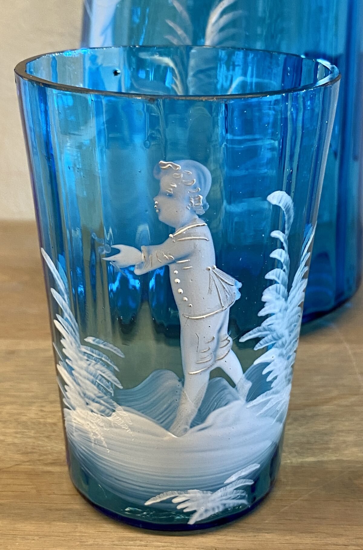 <p>Kan met 4 glazen - azuurblauw glas met Mary Gregory décor in wit - conisch toelopend, geweld glas</p> - Brocante