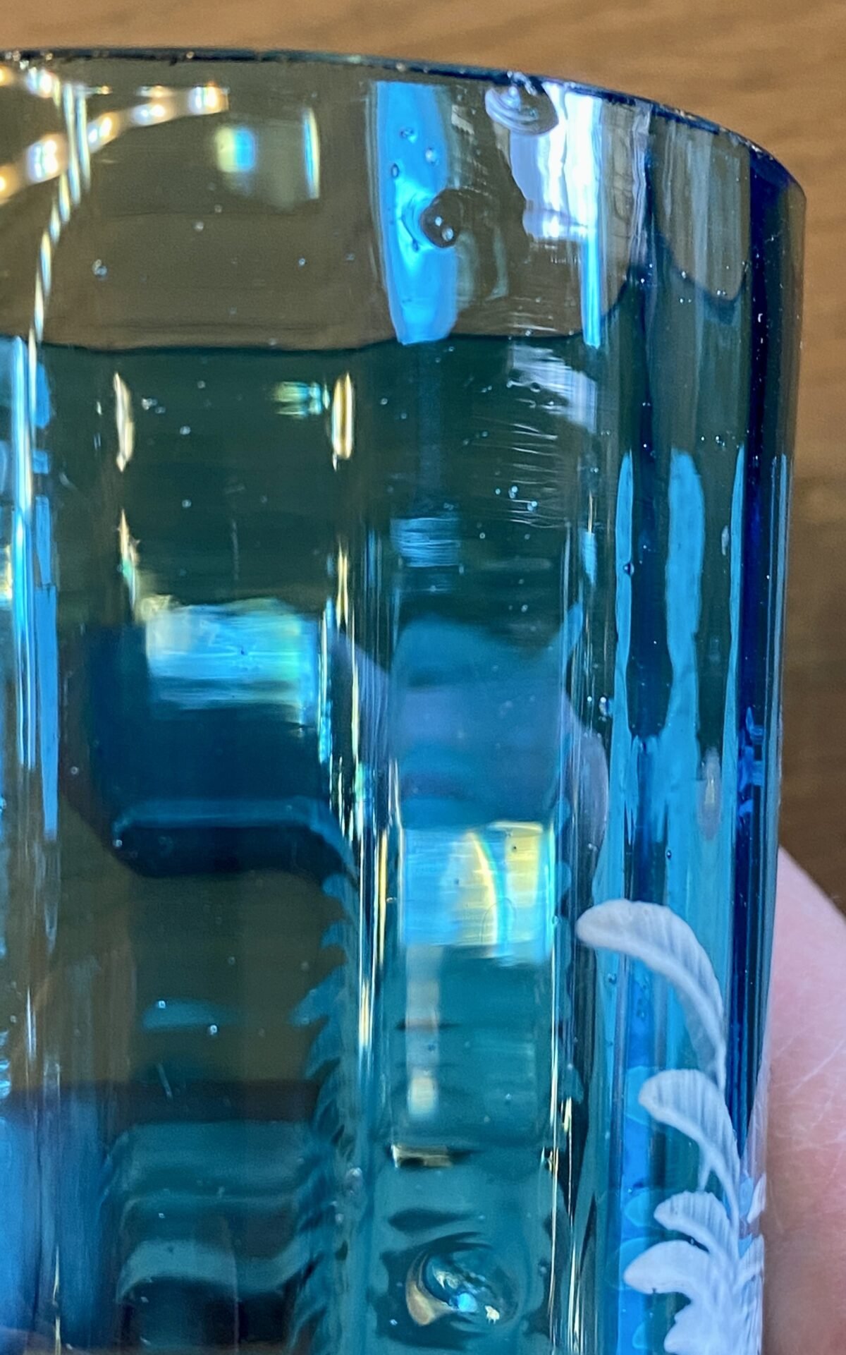 <p>Kan met 4 glazen - azuurblauw glas met Mary Gregory décor in wit - conisch toelopend, geweld glas</p> - Brocante