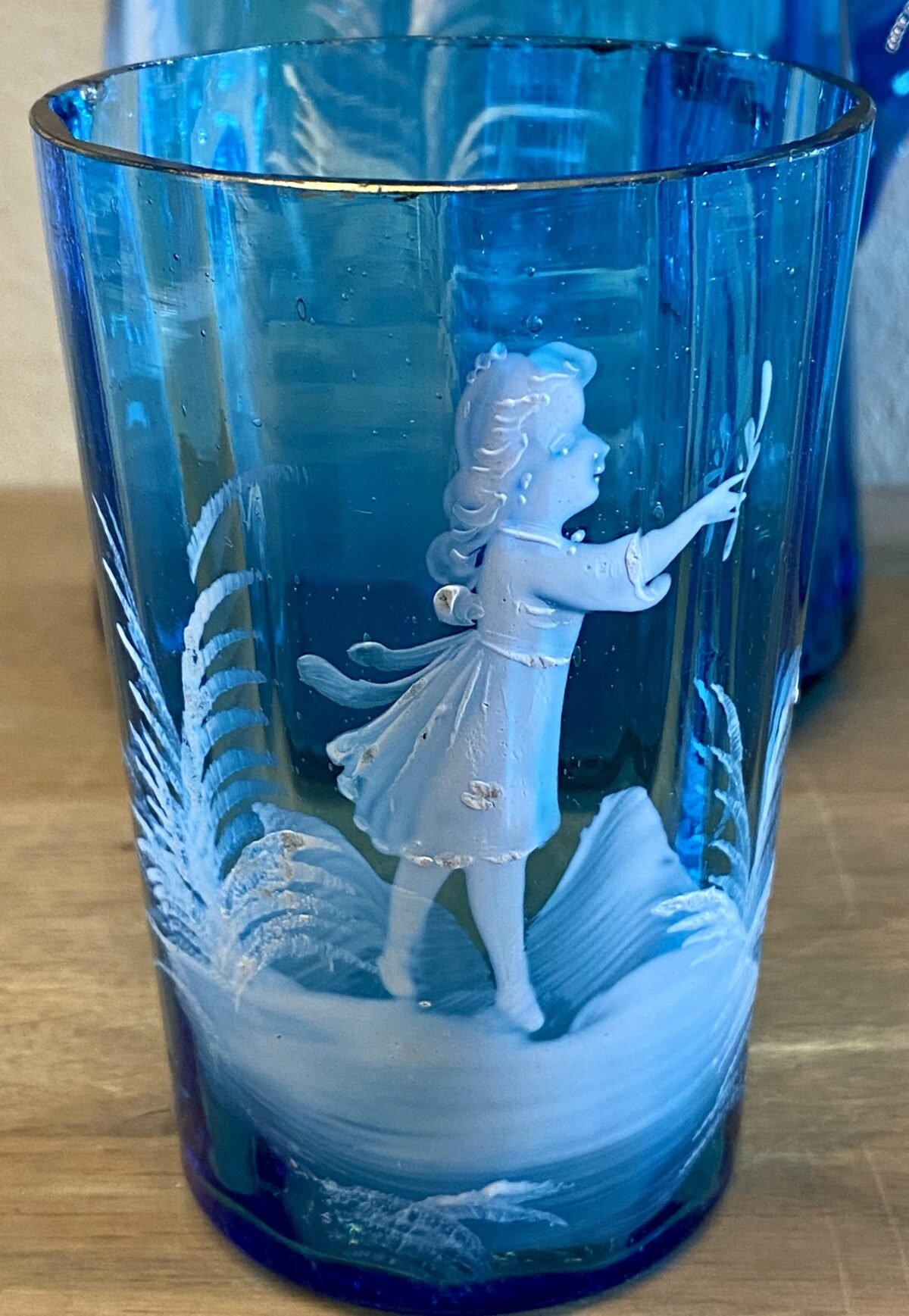 <p>Kan met 4 glazen - azuurblauw glas met Mary Gregory décor in wit - conisch toelopend, geweld glas</p> - Brocante