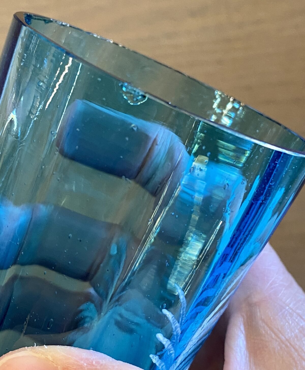 <p>Kan met 4 glazen - azuurblauw glas met Mary Gregory décor in wit - conisch toelopend, geweld glas</p> - Brocante