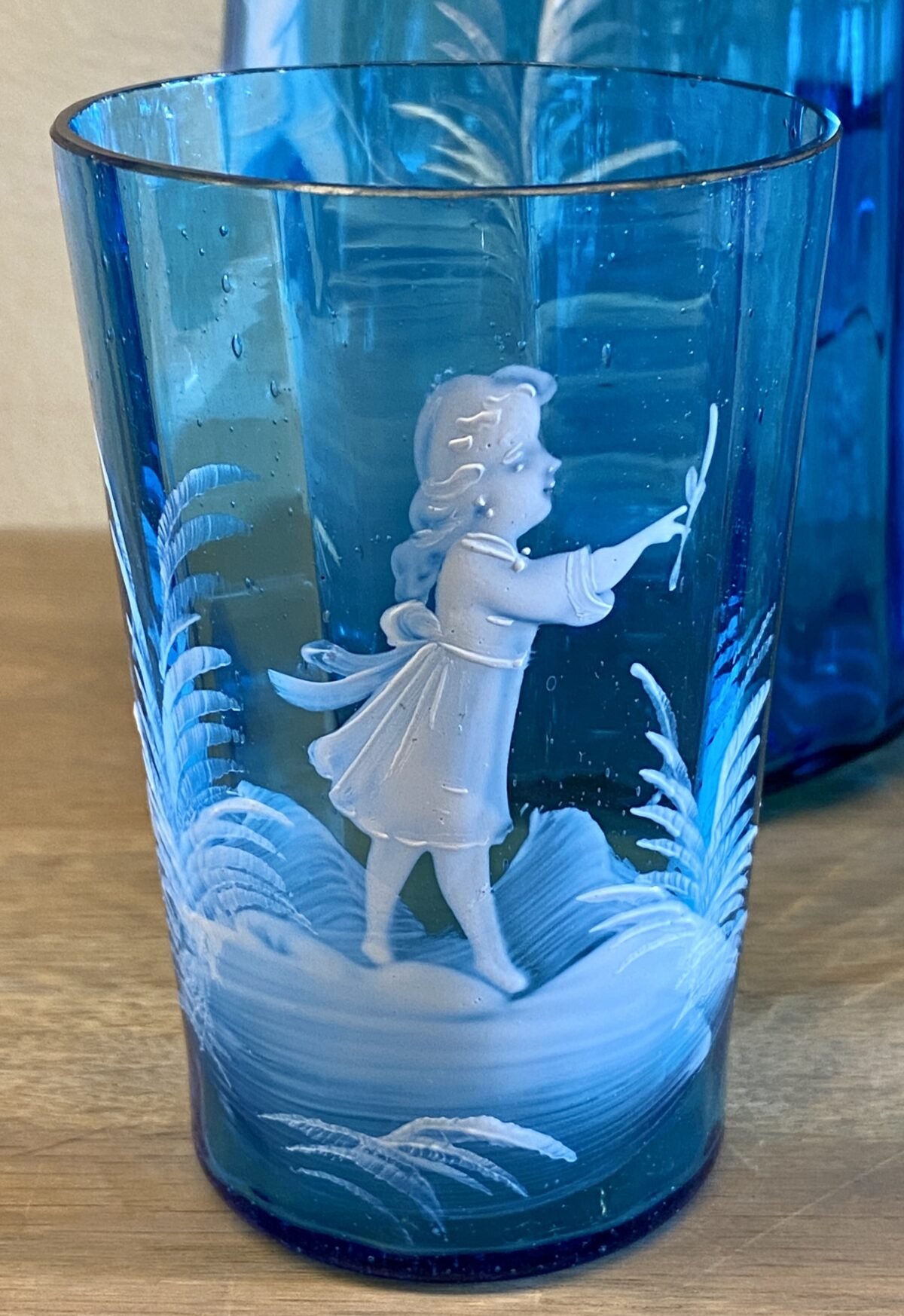 <p>Kan met 4 glazen - azuurblauw glas met Mary Gregory décor in wit - conisch toelopend, geweld glas</p> - Brocante
