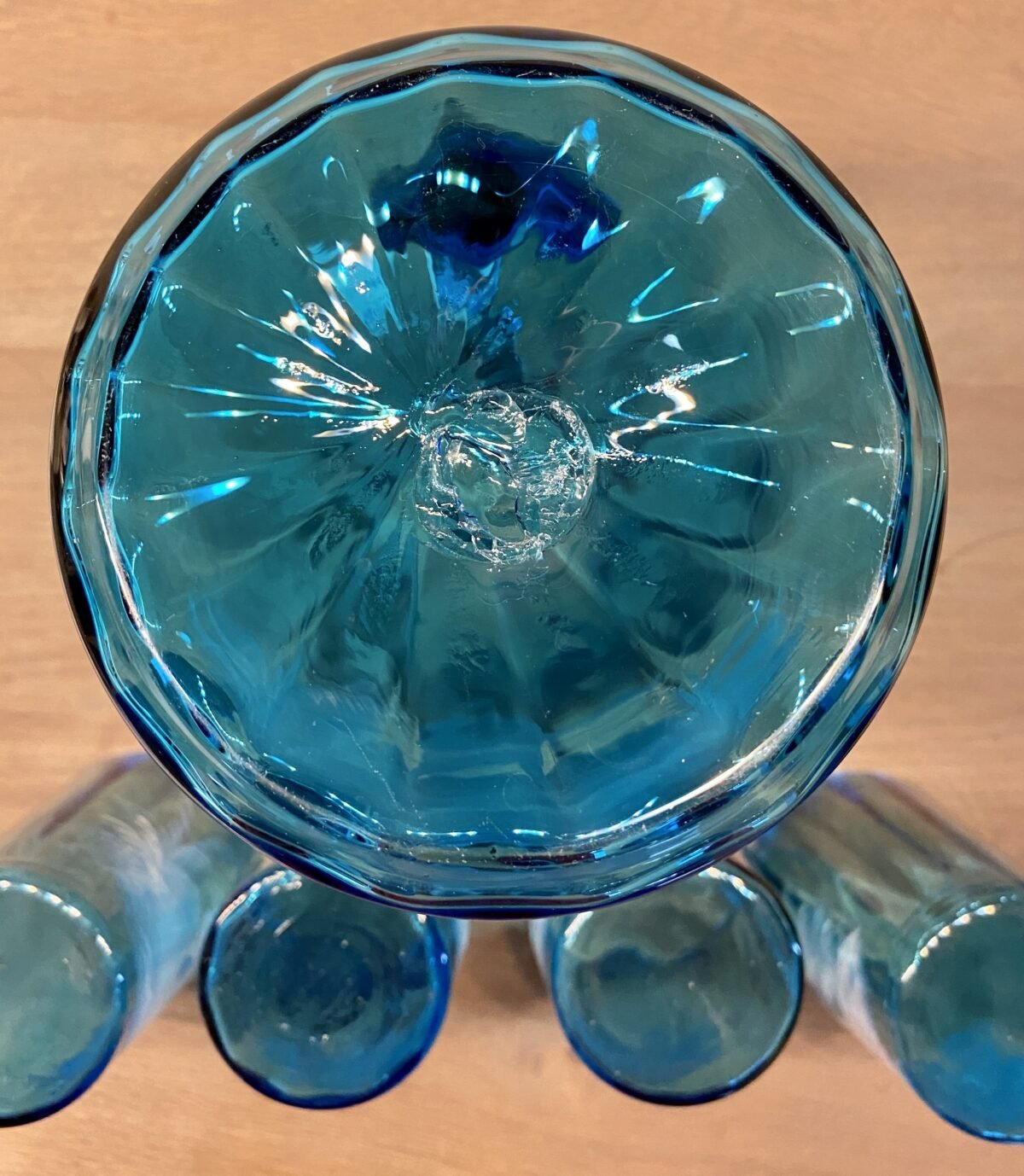 <p>Kan met 4 glazen - azuurblauw glas met Mary Gregory décor in wit - conisch toelopend, geweld glas</p> - Brocante