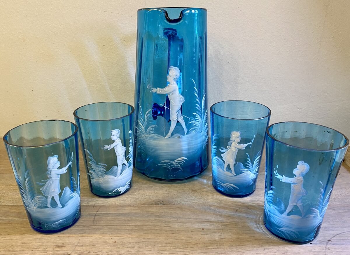 <p>Kan met 4 glazen - azuurblauw glas met Mary Gregory décor in wit - conisch toelopend, geweld glas</p> - Brocante