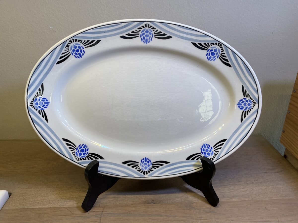 <p>Schaal plat - ovaal - Boch - spuitdecor in blauw/grijs/bruin</p> - Boch
