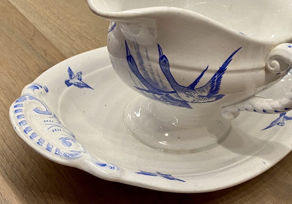 <p>Juskom / Sauskom / Saucière - B.F.K. (Boch Frères) - décor JAPON in helderblauw</p> - Boch