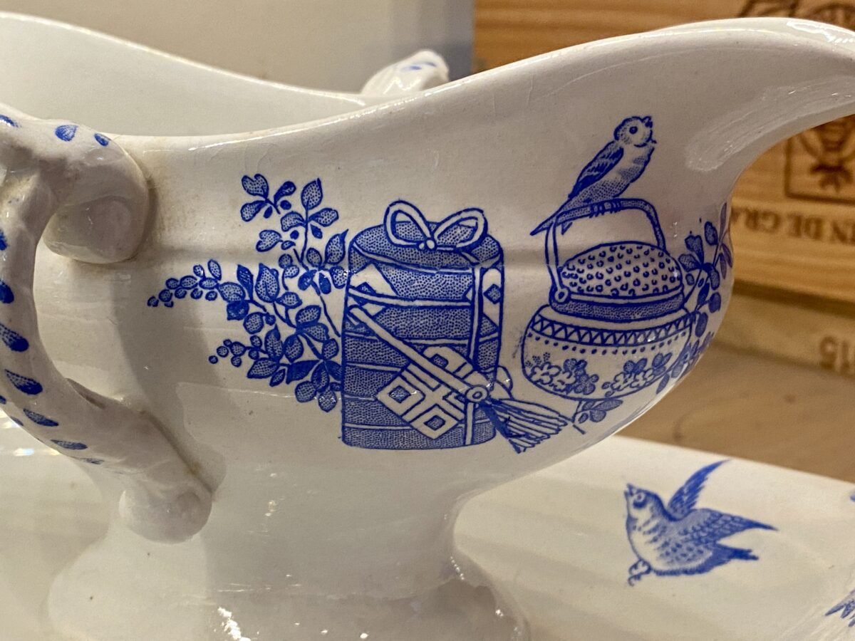<p>Juskom / Sauskom / Saucière - B.F.K. (Boch Frères) - décor JAPON in helderblauw</p> - Boch