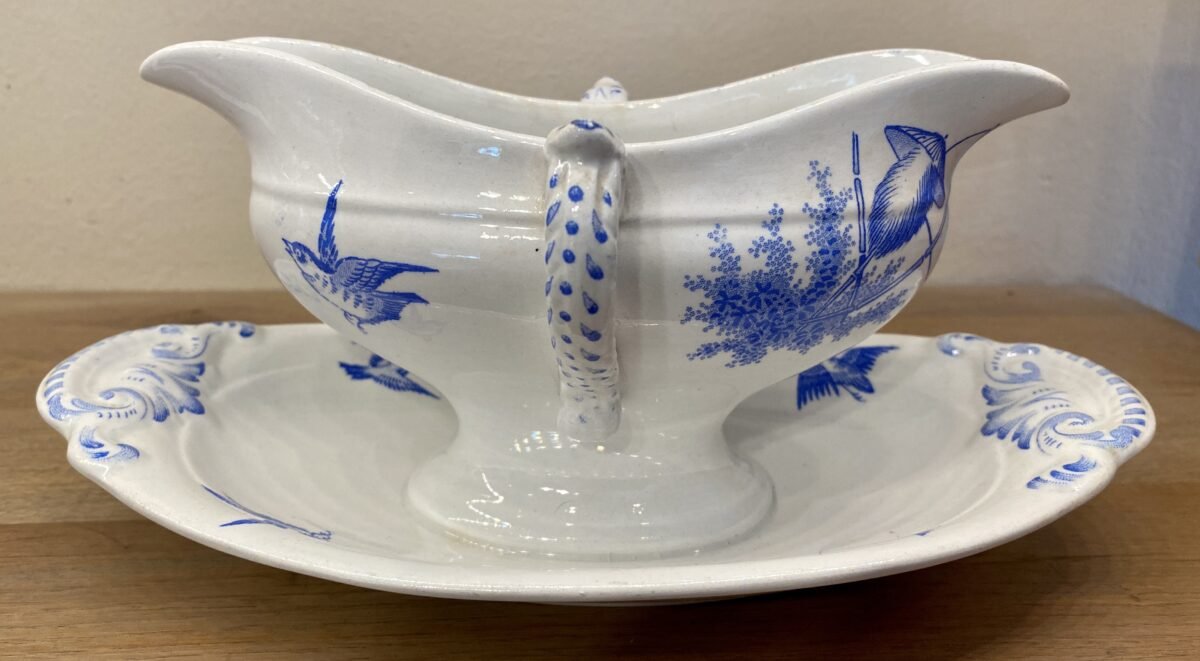 <p>Juskom / Sauskom / Saucière - B.F.K. (Boch Frères) - décor JAPON in helderblauw</p> - Boch