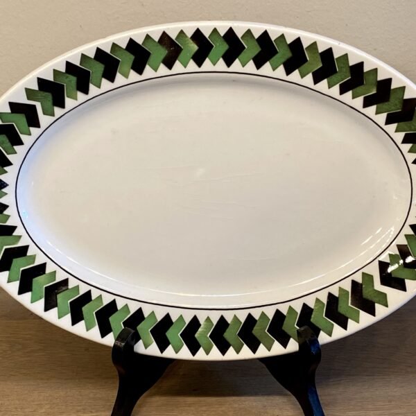 Schaal - plat, ovaal - Boch - décor van in elkaar grijpende zwarte en groene geometrische figuren