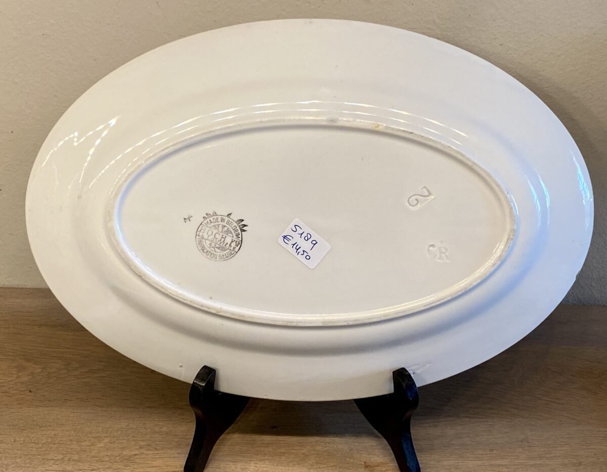 <p>Schaal - plat, ovaal - Boch - décor van in elkaar grijpende zwarte en groene geometrische figuren</p> - Boch