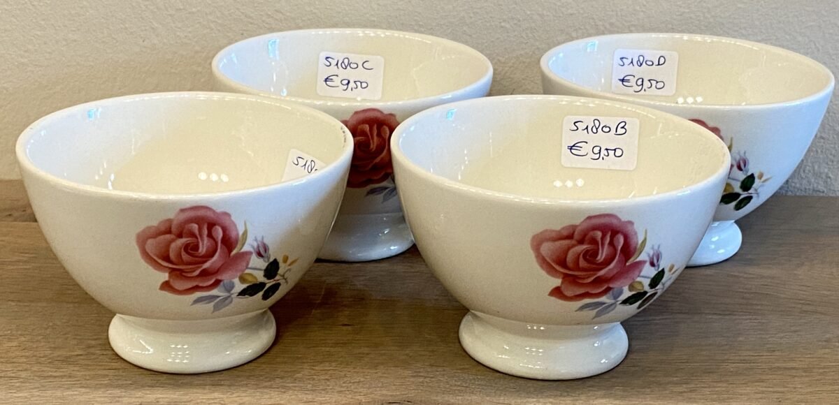 <p>Kommetje / Spoelkommetje - B.F.K. (Boch Frères) - décor (decalcomaniedecor) van een roze roos met knopje</p> - Boch