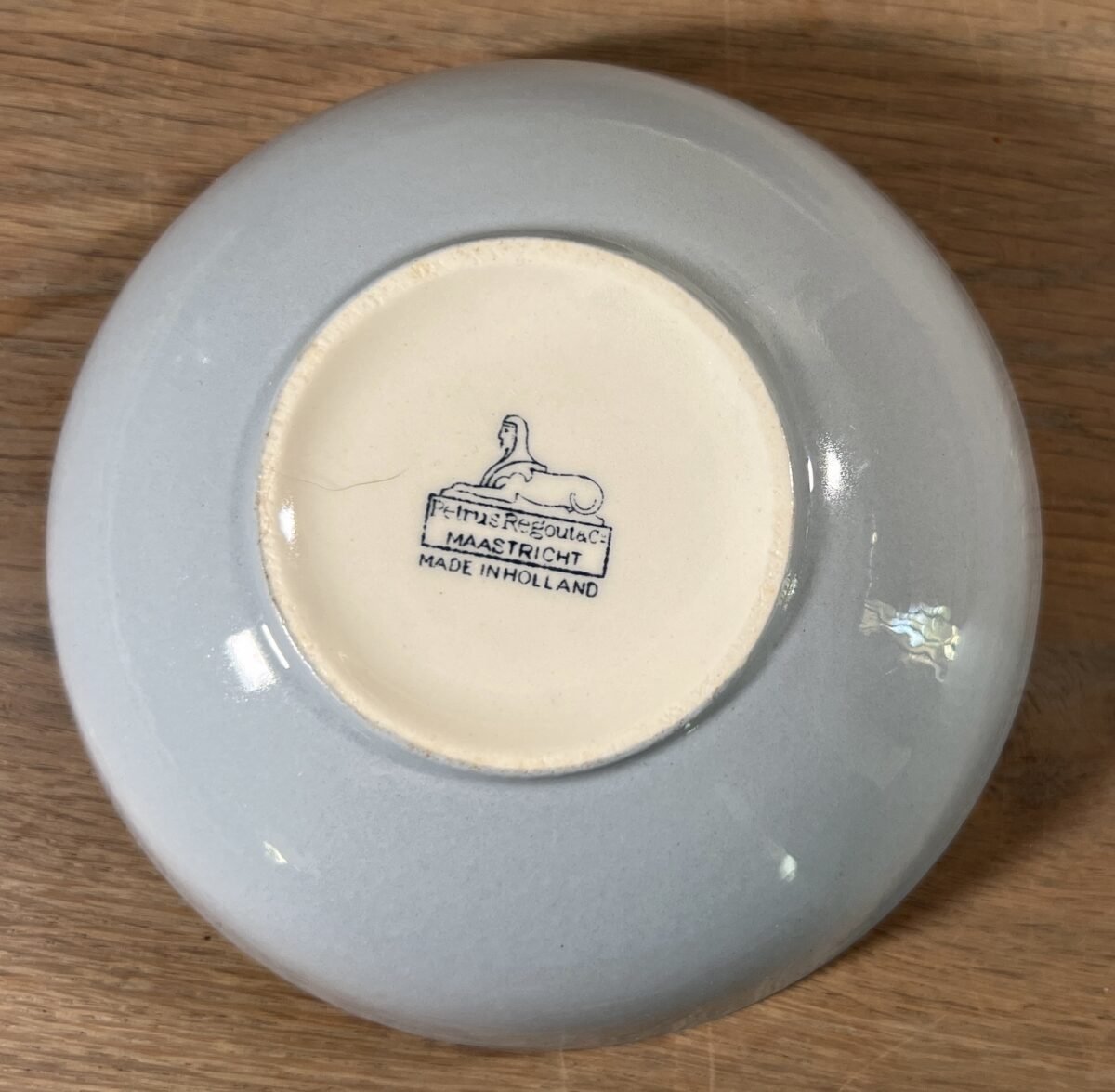 <p>Suikerpot - rond plat model - Petrus Regout - in pastel grijs/blauwe kleur</p> - Petrus Regout