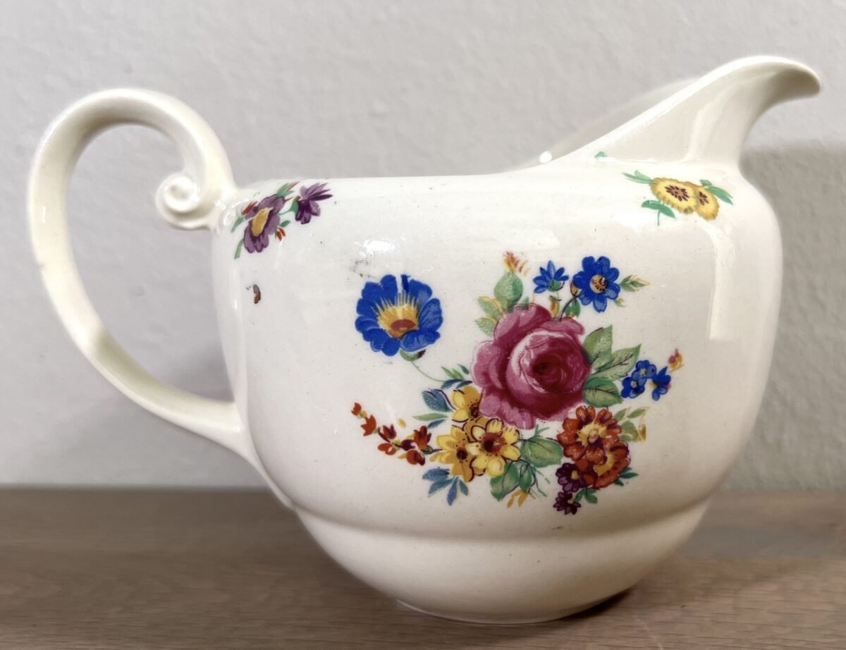 <p>Melkkan - ongemerkt maar Petrus Regout - model BOUDEWIJN - décor met gekleurde bloemen</p> - Petrus Regout