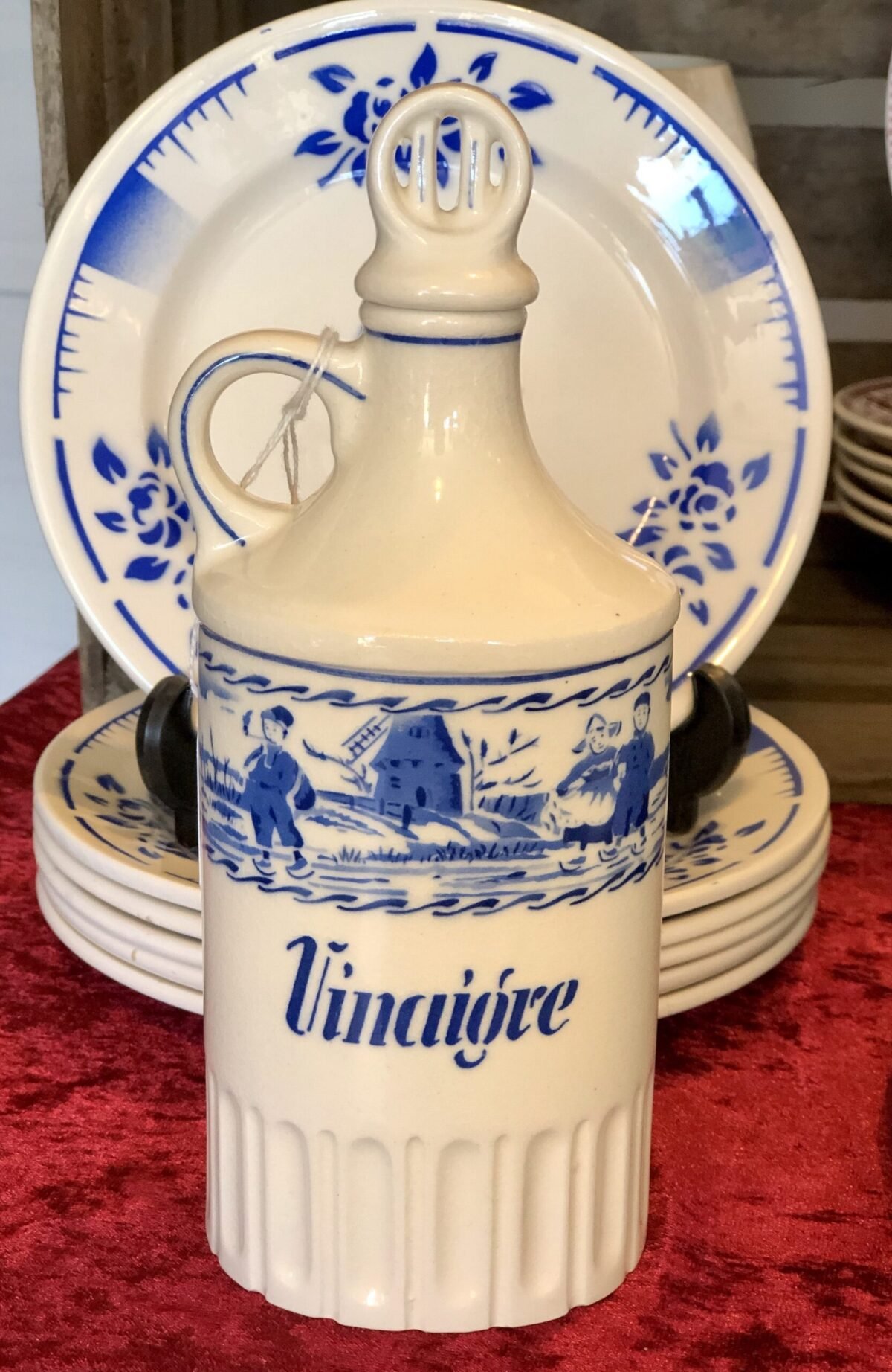 <p>Vinaigre karafje met stopje – Art Deco decor helderblauw tafereel van boertje, een paartje en een molen in spuitdecor</p> - Onbekend