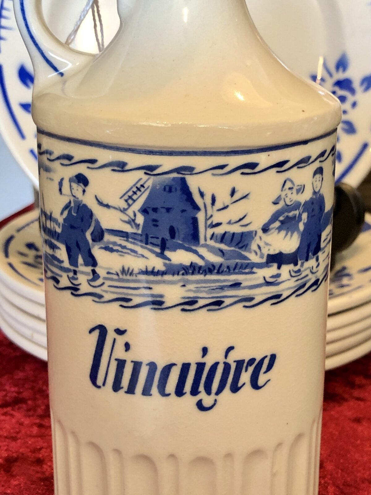 <p>Vinaigre karafje met stopje – Art Deco decor helderblauw tafereel van boertje, een paartje en een molen in spuitdecor</p> - Onbekend