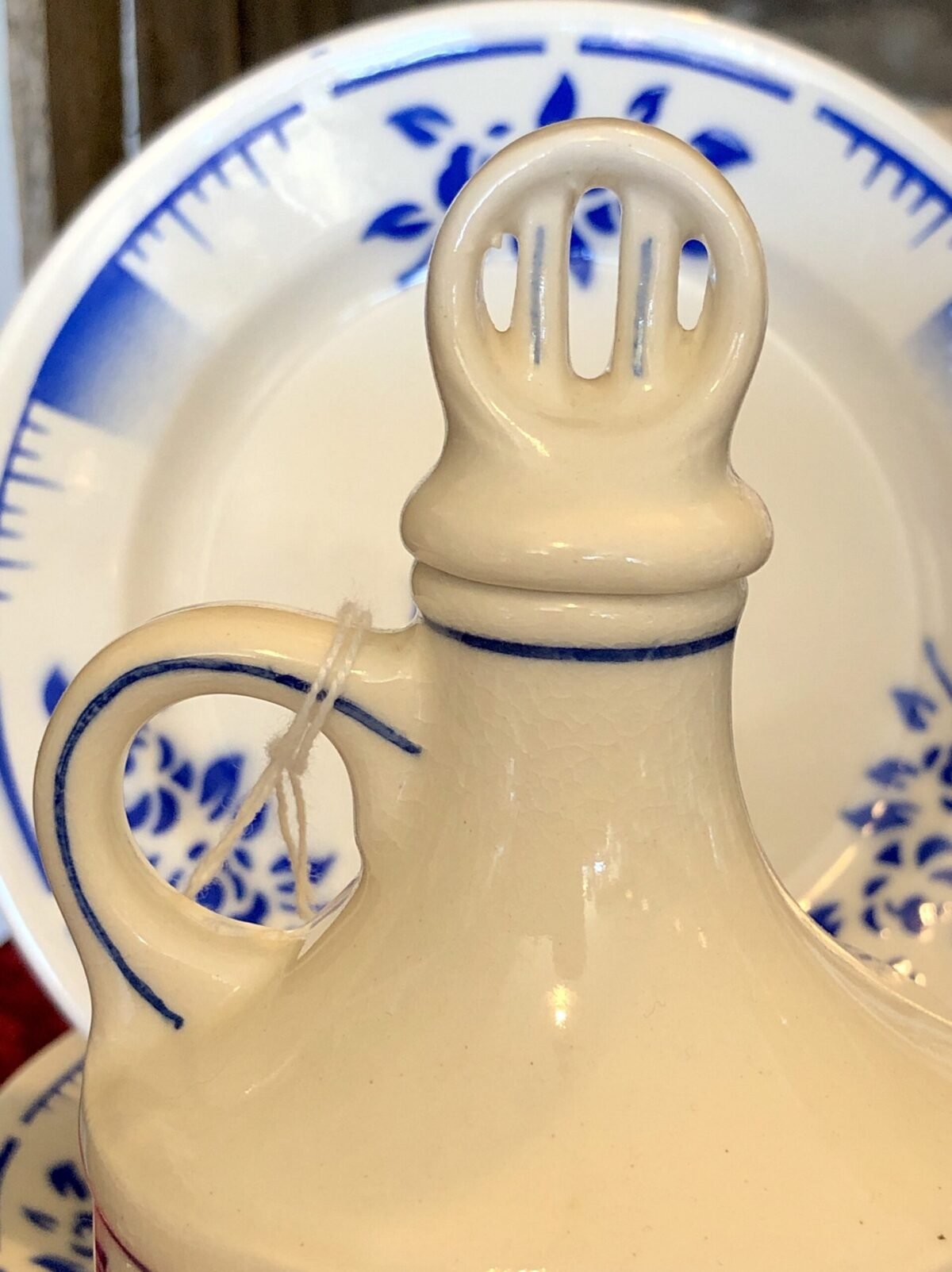 <p>Vinaigre karafje met stopje – Art Deco decor helderblauw tafereel van boertje, een paartje en een molen in spuitdecor</p> - Onbekend