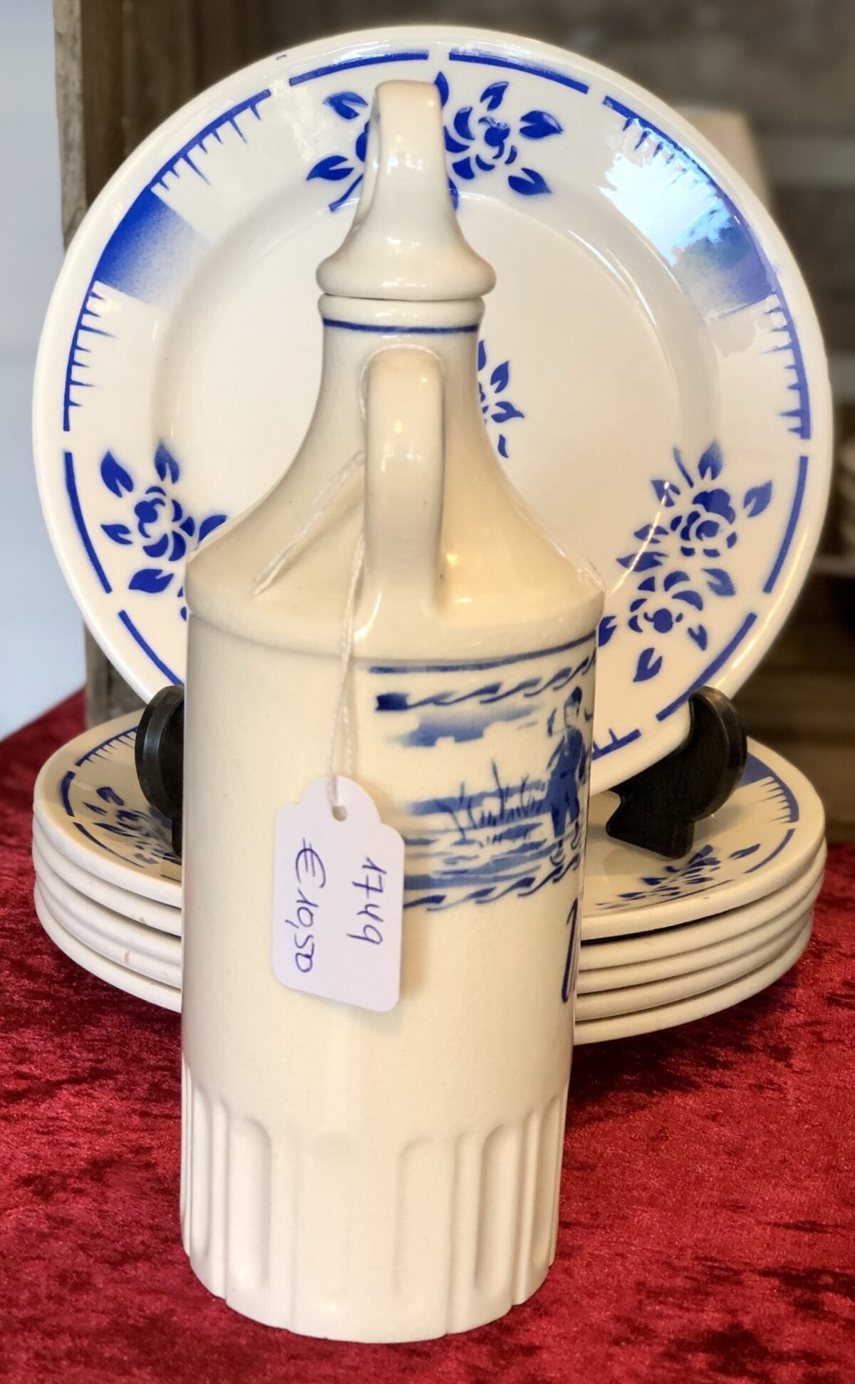 <p>Vinaigre karafje met stopje – Art Deco decor helderblauw tafereel van boertje, een paartje en een molen in spuitdecor</p> - Onbekend