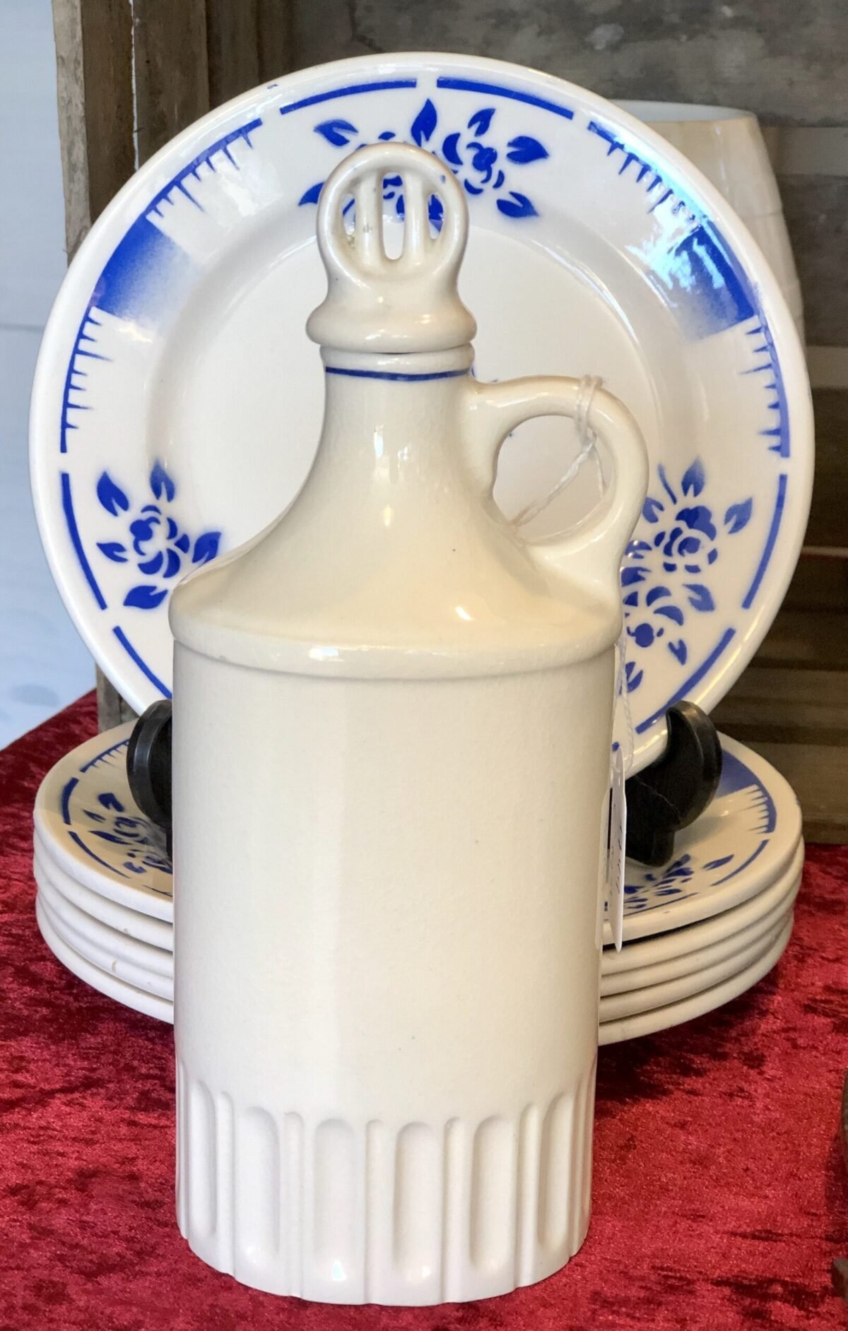 <p>Vinaigre karafje met stopje – Art Deco decor helderblauw tafereel van boertje, een paartje en een molen in spuitdecor</p> - Onbekend