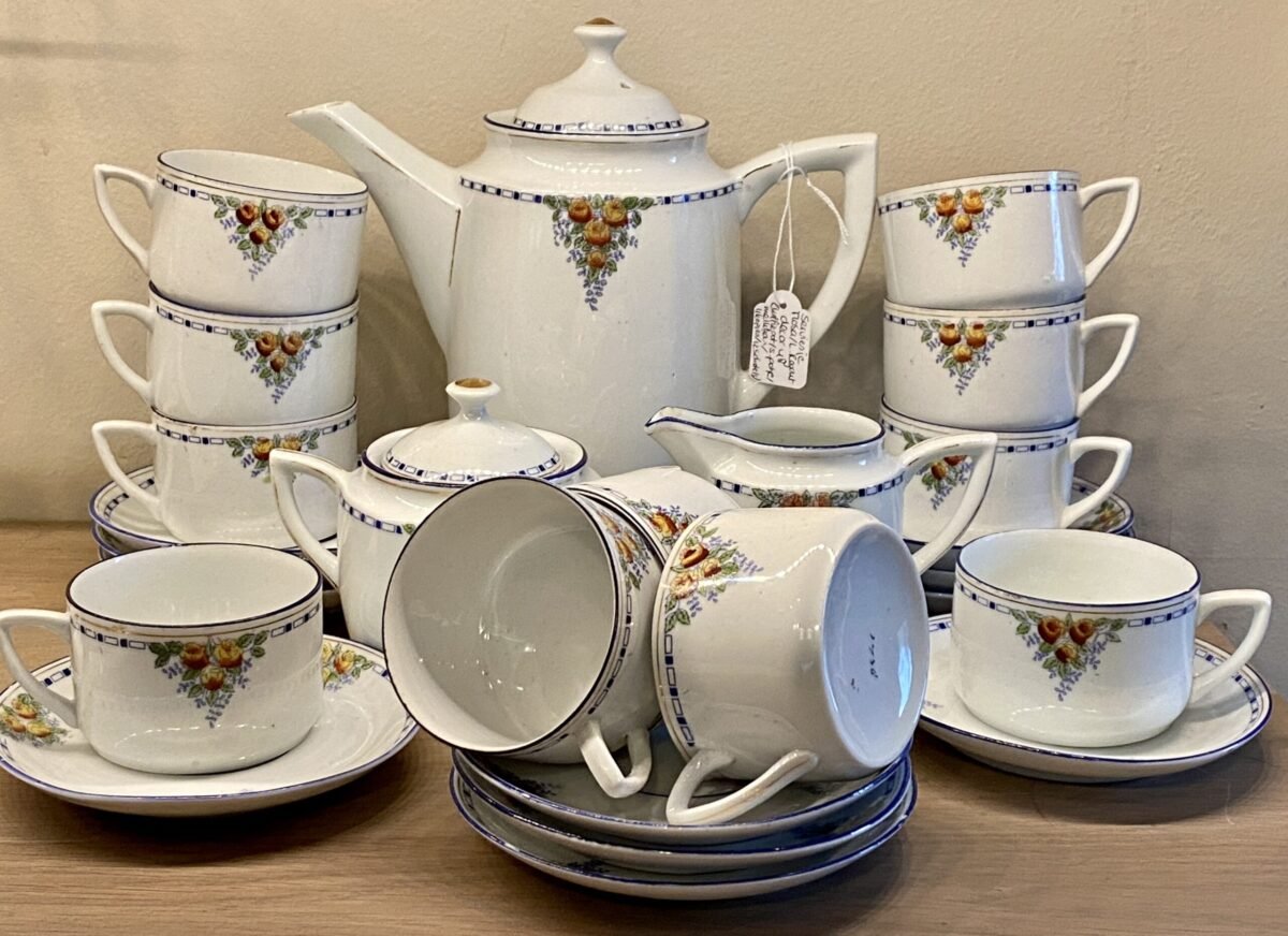 Koffieservies - Louis Regout / Mosa - décor 48 (rode roosjes me donkerblauwe en goudkleurige lijntjes) - model 1351? (blindmerk) - Mosa