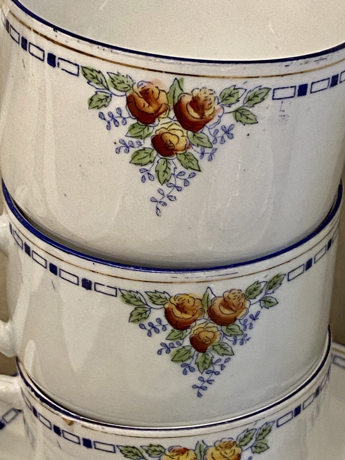 Koffieservies - Louis Regout / Mosa - décor 48 (rode roosjes me donkerblauwe en goudkleurige lijntjes) - model 1351? (blindmerk) - Mosa