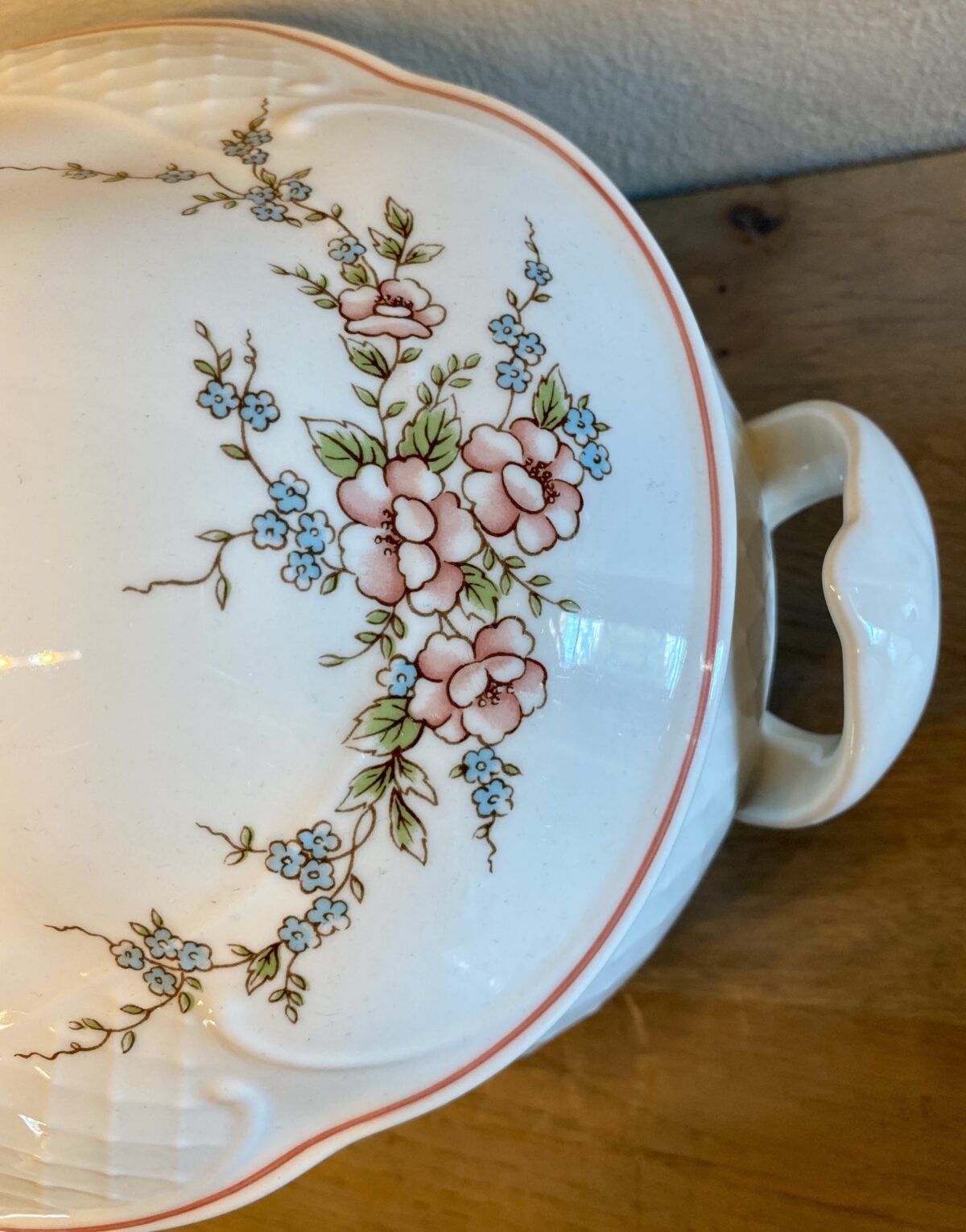 <p>Soepterrine - ovaal model - Villeroy & Boch - décor ROSETTE</p> - Villeroy & Boch