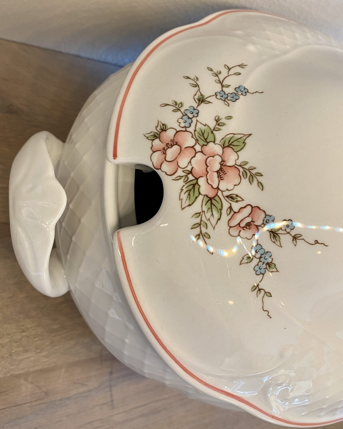 <p>Soepterrine - ovaal model - Villeroy & Boch - décor ROSETTE</p> - Villeroy & Boch