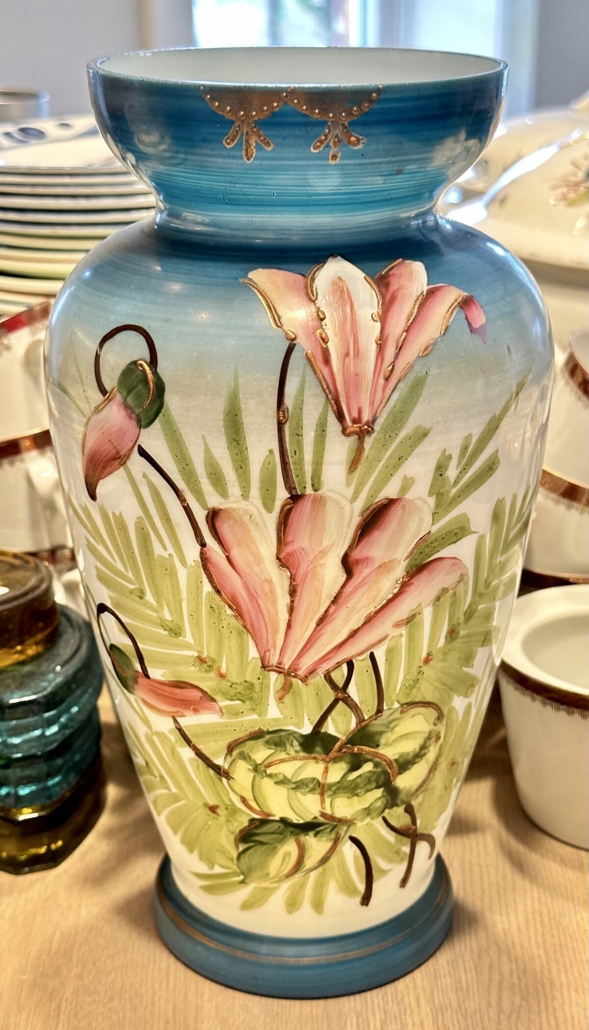 <p>Vaas -glas - handbeschilderd in azuurblauw, roze en groen</p> - Brocante